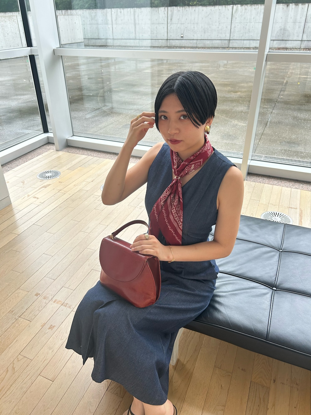 「レトロ、デニムワンピース、キレイめコーデ、ハンサムショート、休日スタイル、古着、夏、大人ガーリー」｜「no brandのアイテム（ハンドバッグ、レッド系）」を使った、#MoNAさん（骨格ナチュラル・レディース・161cm）の夏コーディネートの1枚目の写真