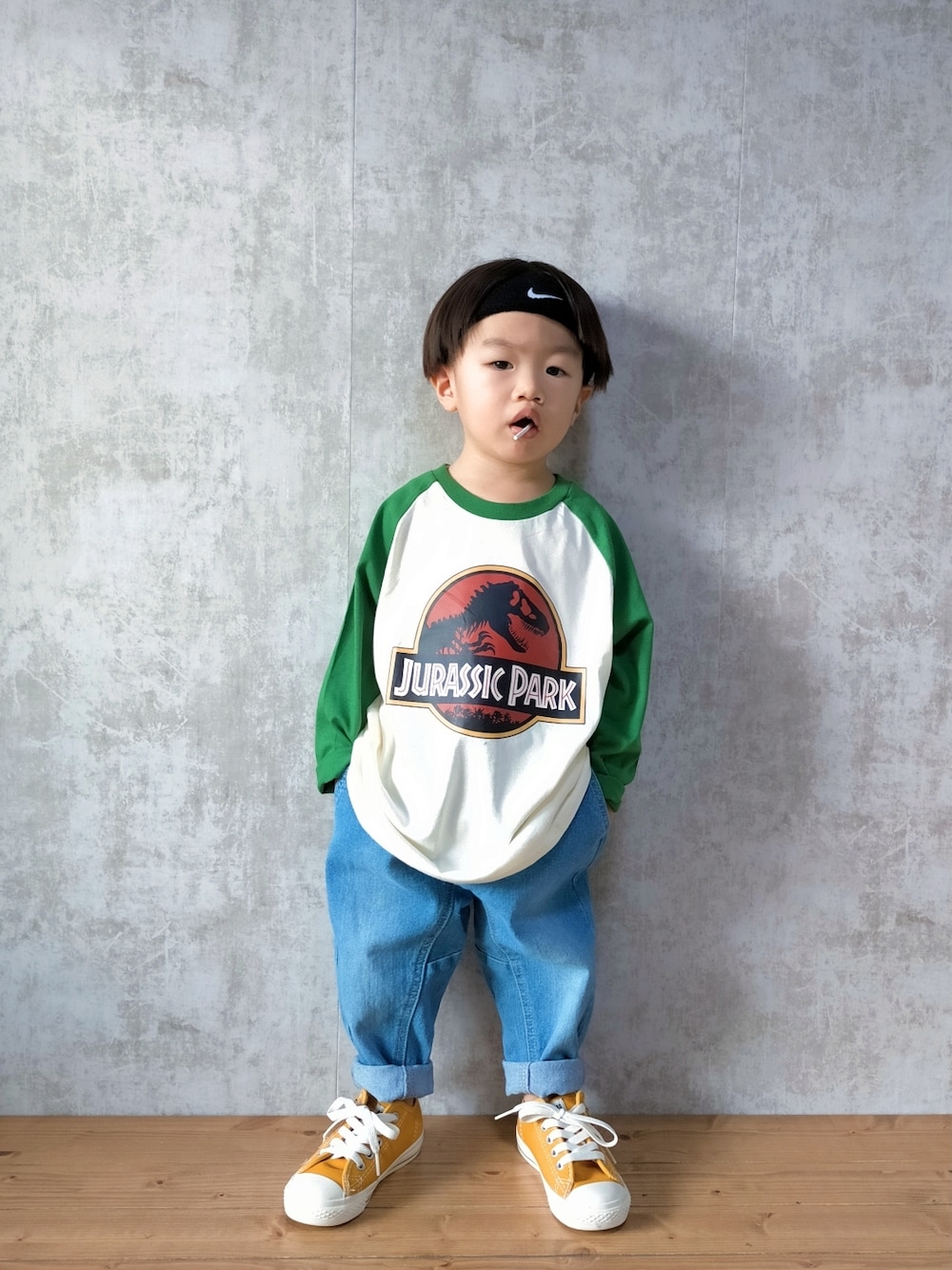 グリーン系のTシャツ/カットソー、ブルー系のデニムパンツ、イエロー系のスニーカーを着用したキッズの夏コーディネートの1枚目の写真