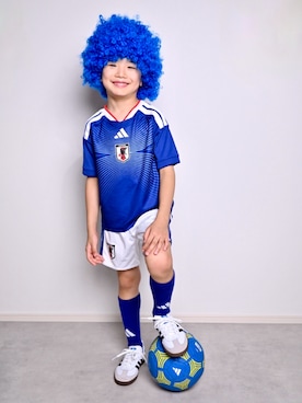 「adidas（アディダス）のキッズ アディダス サッカー日本代表 2026 ホーム レプリカ ユニフォーム セット / adidas（Tシャツ/カットソー、ブルー系）」を使った、tanshio.さん（キッズ・110cm）の夏コーディネート