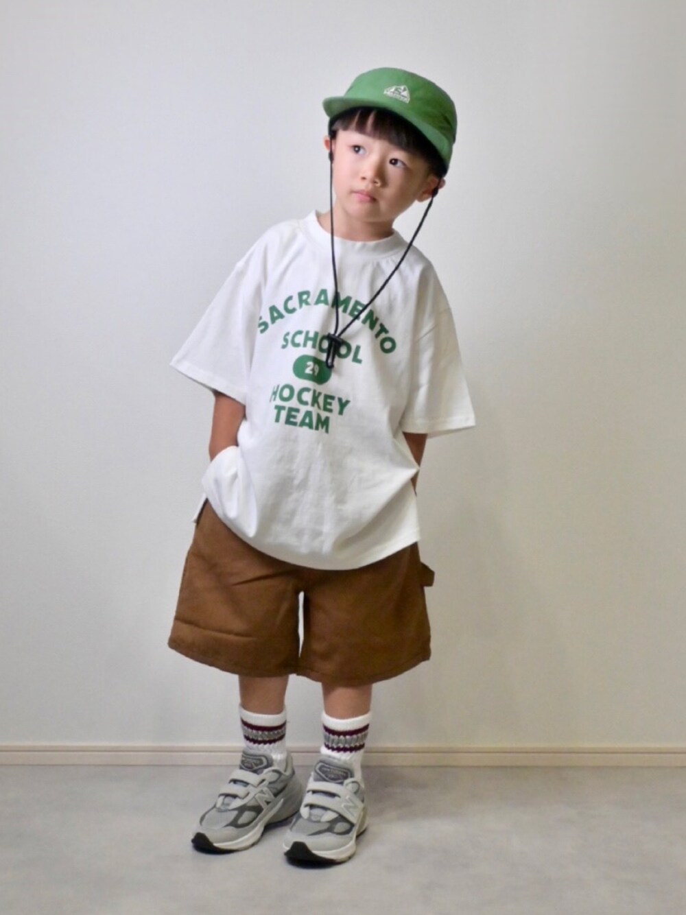 ホワイト系のTシャツ/カットソー、ブラウン系のその他パンツ、グレー系のスニーカーを着用したキッズの夏コーディネートの1枚目の写真