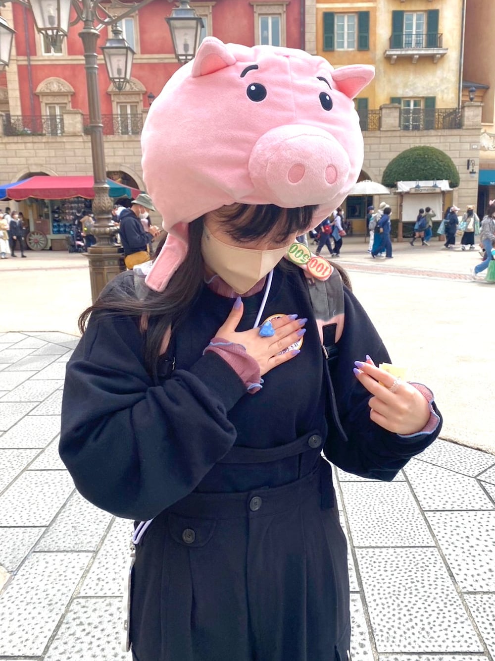 「休日スタイル、大人かわいい、楽チンコーデ、春、ディズニー、スウェット、おでかけ、リラックススタイル、ゆるコーデ、ハム、春夏コーデ、おしゃれさんと繋がりたい、ワントーンコーデ、デート、merry jenny」｜「Chillfarのアイテム（スウェット、ブラック系）」を使った、RIZUMIさん（レディース・160cm）の春コーディネートの1枚目の写真