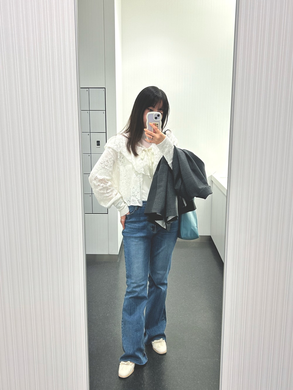 「シンプルスタイル、オトナカワイイ、カーディガン、ジャケット、フレアパンツ、デニムパンツ、韓国ファッション、韓国ブランド、大人ガーリー、春コーデ、ミュール、シアートップス、出勤コーデ、キャセリーニ、poppy」｜「Casseliniの【2023春夏 新作】Casselini(キャセリーニ)ギャザーリボンミュール（サンダル、ホワイト系）」を使った、RIZUMIさん（レディース・160cm）の春コーディネートの1枚目の写真