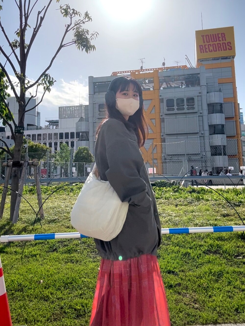 「春、春服、大人カジュアル、カジュアルコーデ、今日のコーデ、着回しコーデ、楽チンコーデ、お洒落さんとつながりたい、おでかけコーデ、パンプス、ワンピース、メンズライク、JEANASiS、散歩」｜「JEANASISのソデ2WAY M-65/264467（ミリタリージャケット、グリーン系）」を使った、RIZUMIさん（レディース・160cm）の春コーディネートの1枚目の写真