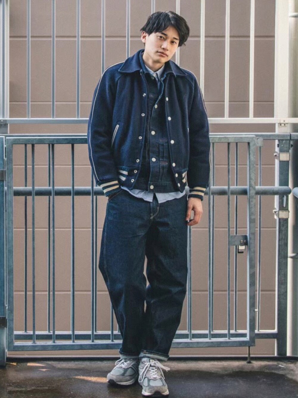 「だから秋服が好き、シンプルコーデ、スニーカー、秋服、古着MIX、古着コーデ、休日スタイル、秋コーデ、きれいめカジュアル、デニム、ワイドパンツ、スタジャン、デニムオンデニム、レイヤードスタイル、セットアップ」｜「VINTAGEのアイテム（スタジャン、ブルー系）」を使った、すけさん（メンズ・171cm）の秋コーディネートの1枚目の写真