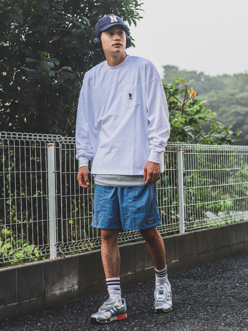 ホワイト系のTシャツ/カットソー、ブルー系のその他パンツ、シルバー系のスニーカーを着用したメンズの夏コーディネートの1枚目の写真
