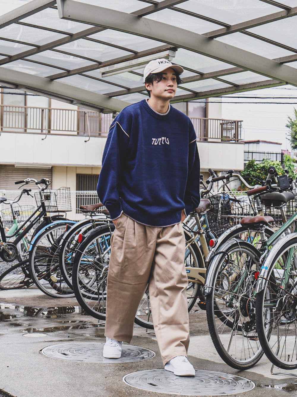 「ニット、NIKE、アメカジ、キャップ、スニーカーコーデ、アースカラー、大人コーデ、シンプルコーデ、ゆったりコーデ、カジュアルコーデ、ストリートMIX、秋冬コーデ、wearhalloween2021、TUTTU、秋トレンド2021」｜「TUTTUのルーズシルエットロゴ ニット プルオーバー（ニット/セーター、ブルー系）」を使った、すけさん（メンズ・171cm）の秋コーディネートの1枚目の写真