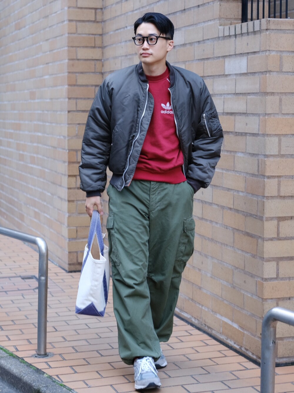 「休日スタイル、大人カジュアル、ミリタリー、MA-1、古着MIX、スウェット、メガネ男子、カーゴパンツ、スニーカーコーデ、トートバッグ、アディダス、オーバーサイズ、ワイドパンツ、レイヤードスタイル、グリーン」｜「VINTAGEのアイテム（カーゴパンツ、グリーン系）」を使った、すけさん（メンズ・171cm）の冬コーディネートの1枚目の写真