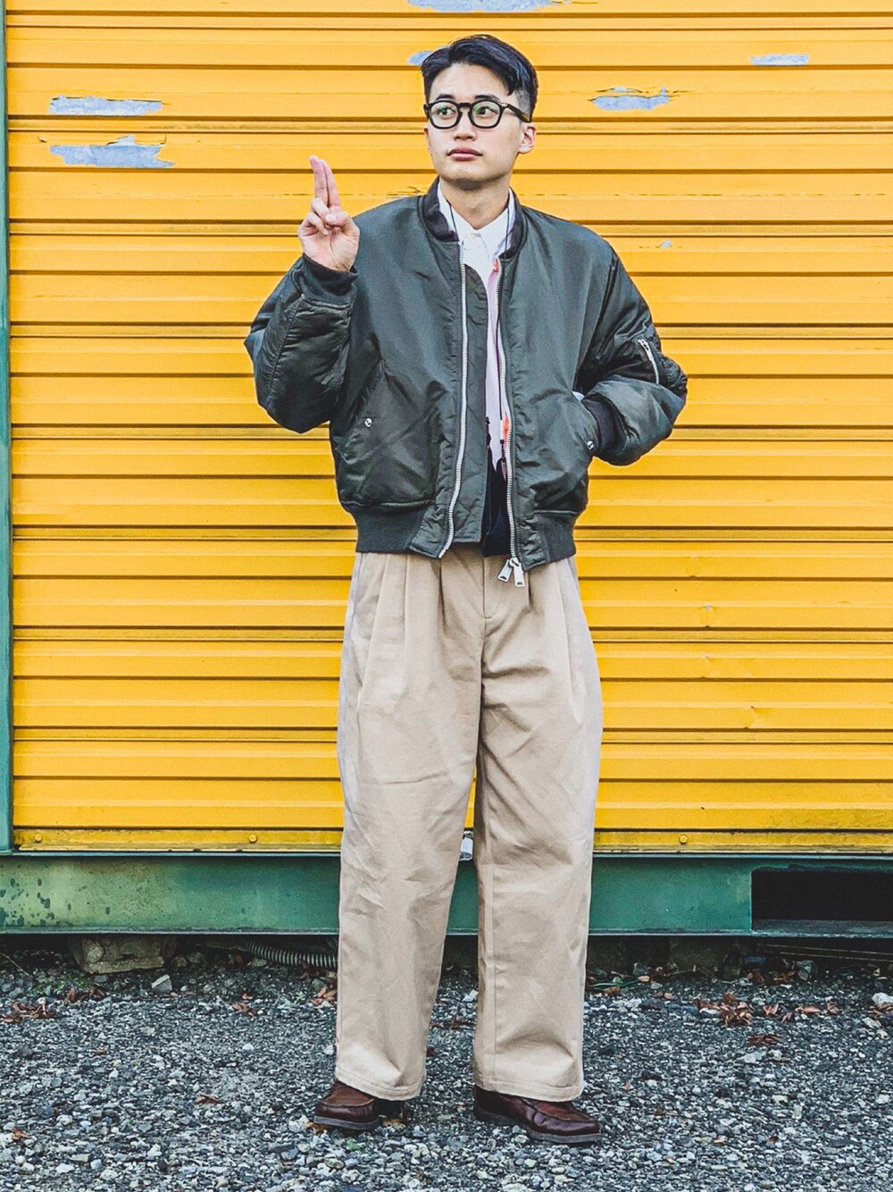 「ミリタリー、チノパン、MA-1、ローファー、ストリート、冬コーデ、オーバーサイズ、休日スタイル、ワイドパンツ、革靴、アースカラー、古着MIX、休日コーデ、シャツスタイル、ゆるコーデ」｜「Urigのアイテム（チノパンツ、ベージュ系）」を使った、すけさん（メンズ・171cm）の秋コーディネートの1枚目の写真