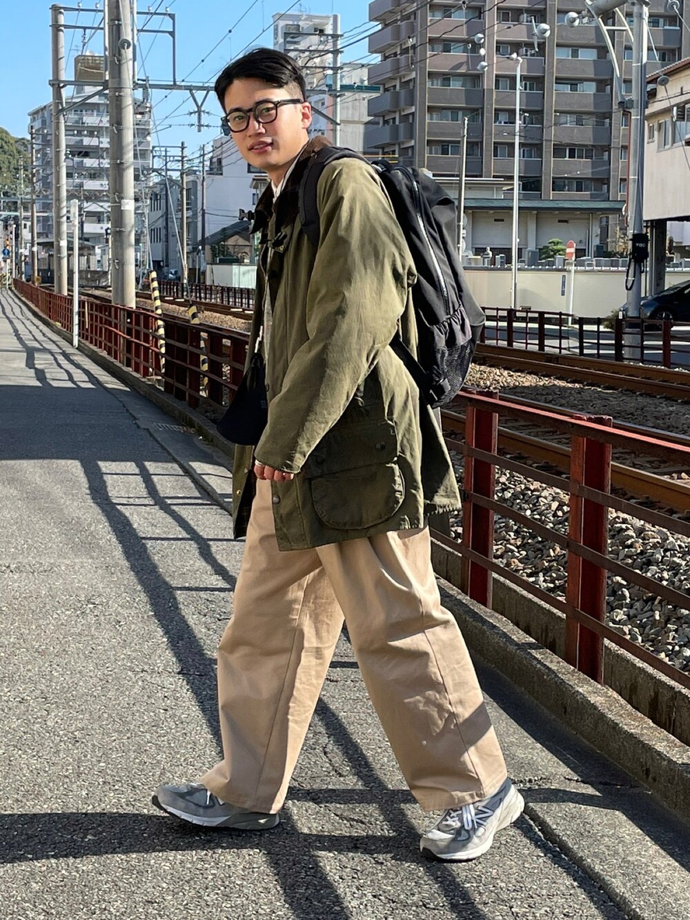 「クリスマスに着たい服、カジュアル、休日スタイル、ビックシルエット、ゆるコーデ、大人コーデ、きれいめカジュアル、バックパック」｜「Urigのアイテム（チノパンツ、ベージュ系）」を使った、すけさん（メンズ・171cm）の冬コーディネートの1枚目の写真
