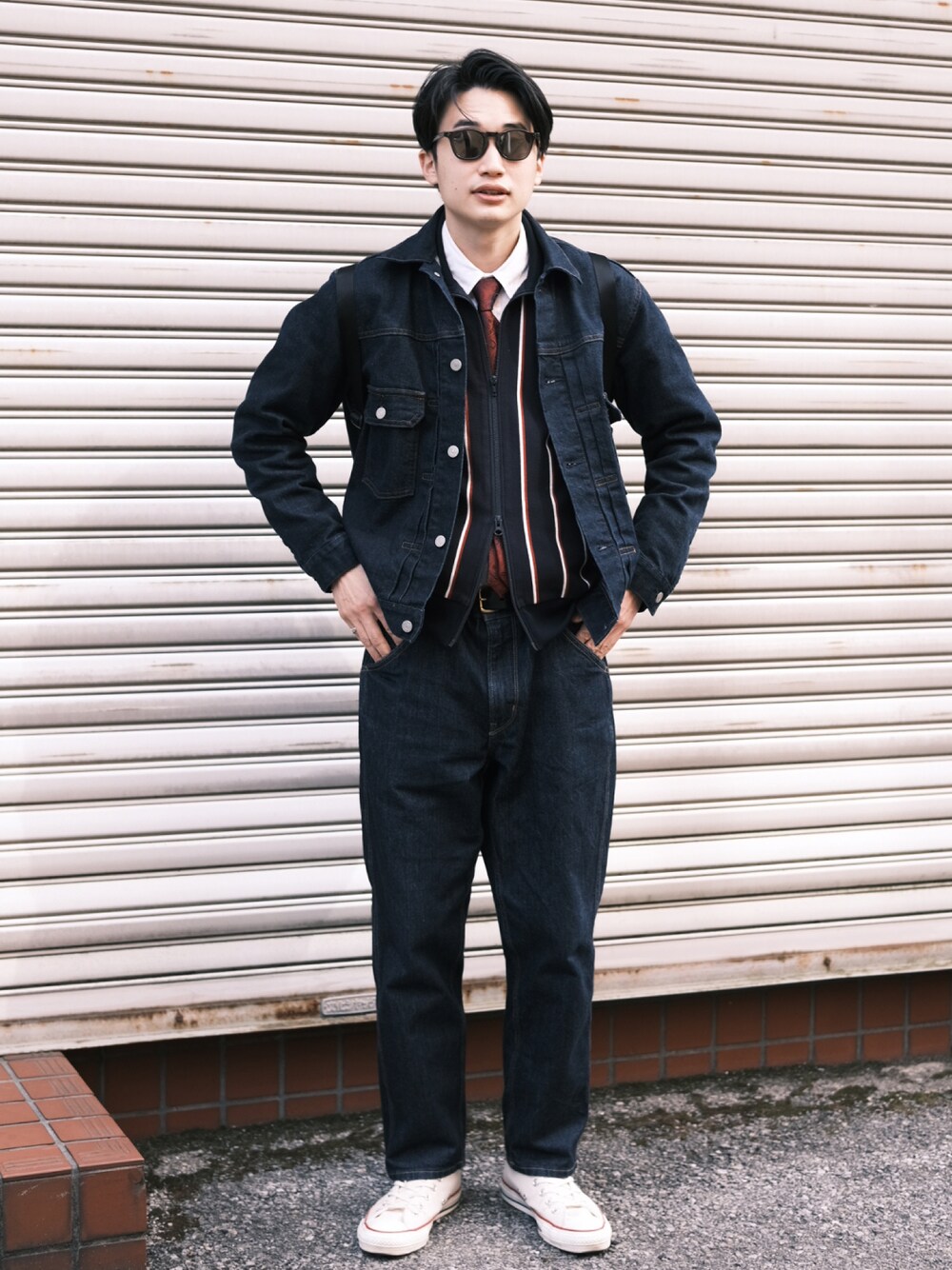 「大人カジュアル、休日スタイル、大人コーデ、春服、古着MIX、春アウター、タイドアップ、ワイドパンツ、モノトーンコーデ、春コーデ、デニムオンデニム、トラックジャケット、サングラス、スニーカーコーデ、コンバース」｜「FRED PERRYのアイテム（ジャージ、ブルー系）」を使った、すけさん（メンズ・171cm）の春コーディネートの1枚目の写真
