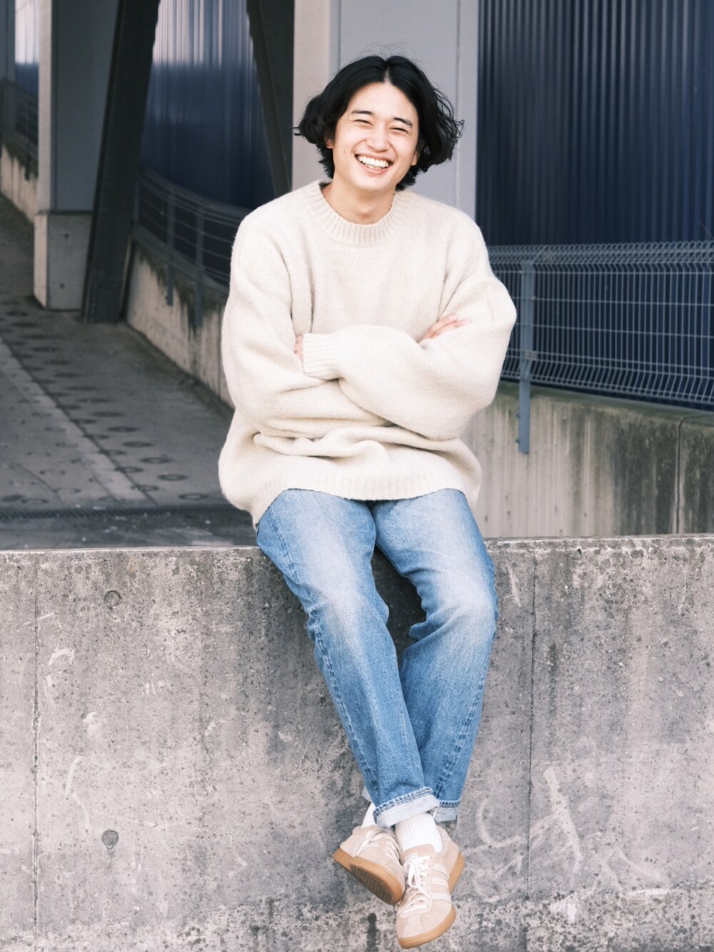 「秋コーデ、セーター、ニット、モヘアニット、WEGO、ウィゴー(WEGO)、PR、MOCO2、デニム、スニーカー、スニーカーコーデ、ストリート、古着MIX、オーバーサイズ、ビッグシルエット」｜「WEGOのWEGO/モヘアライクBIGプルオーバー（ニット/セーター、ベージュ系）」を使った、すけさん（メンズ・171cm）の秋コーディネートの1枚目の写真