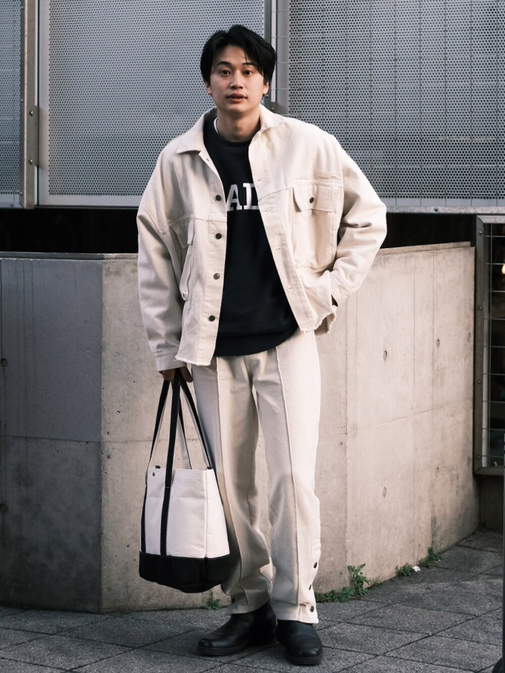 ホワイト系のTシャツ/カットソー、ホワイト系のチノパンツを着用したメンズの春コーディネートの1枚目の写真