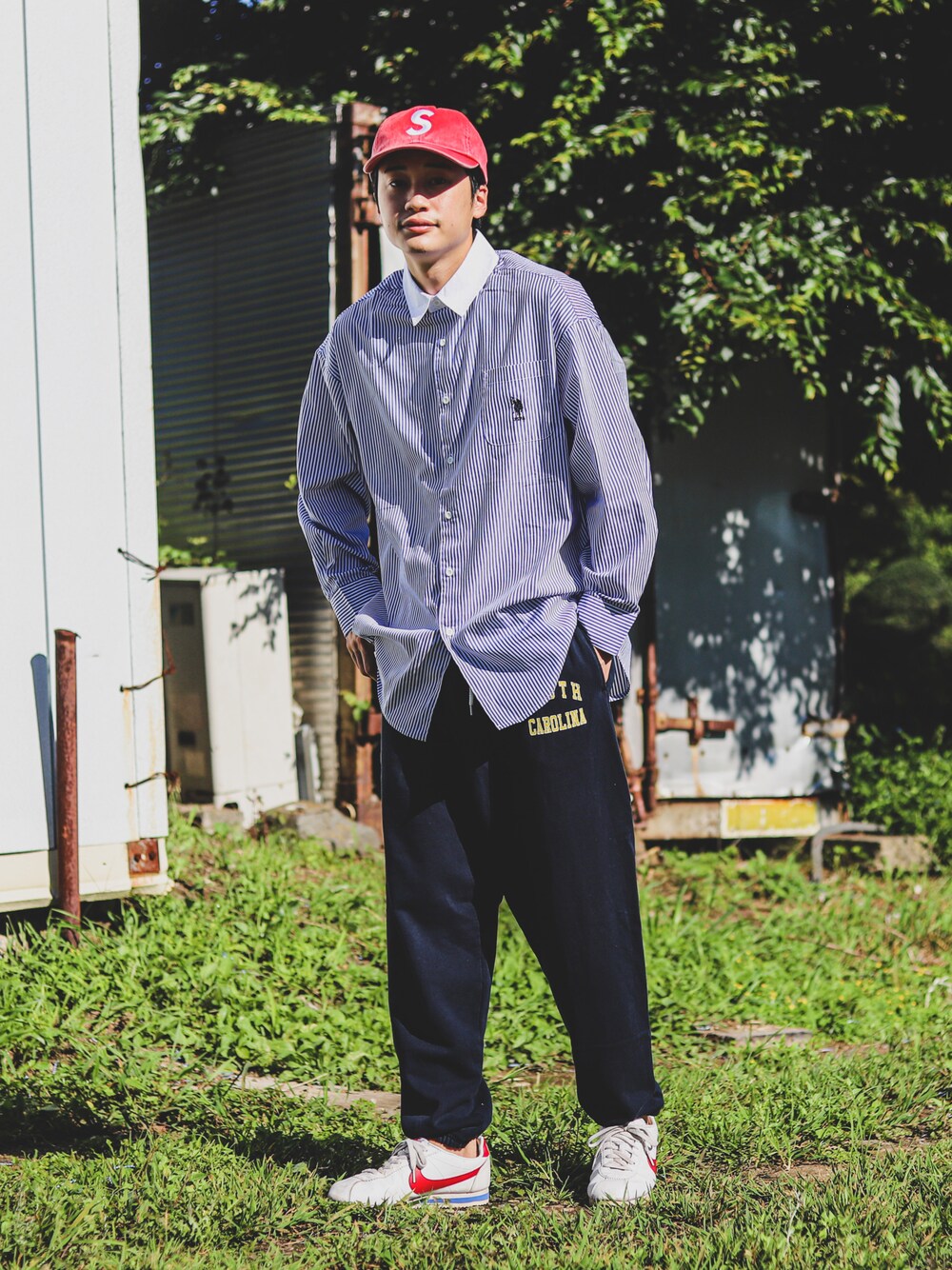 ブルー系のシャツ/ブラウス、ブルー系のその他パンツ、ホワイト系のその他シューズを着用したメンズの夏コーディネートの1枚目の写真