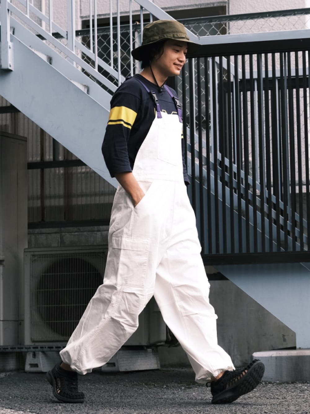 「EDWIN、エドウィン、オーバーオール、休日コーデ、夏コーデ、秋服準備はじめました、休日スタイル、古着MIX、ロゴT、バケットハット、サンダル、スポーツサンダル、ホワイトコーデ」｜「EDWINの【WEB限定】STEP MARK バルーンオーバーオール サロペット ビブ カーゴ（サロペット/オーバーオール、ホワイト系）」を使った、すけさん（メンズ・171cm）の夏コーディネートの1枚目の写真