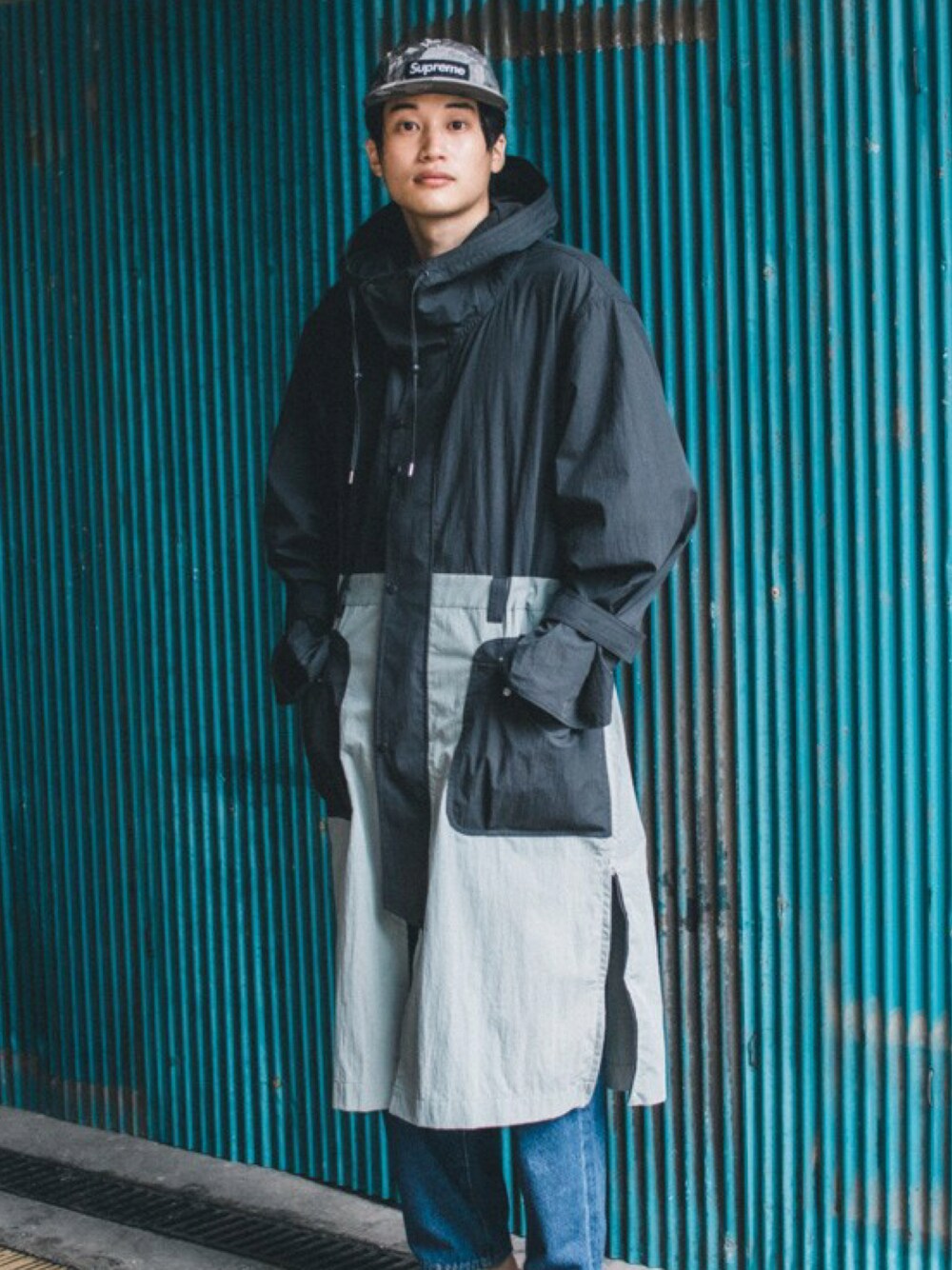 「古着、コート、シンプル、ブラック、キャップ、オーバーサイズ、休日スタイル、古着MIX、hatra、ストリートコーデ、韓国ファッション、秋コーデ」｜「hatraのアイテム（ジャケット/アウター、ブラック系）」を使った、すけさん（メンズ・171cm）の秋コーディネートの1枚目の写真