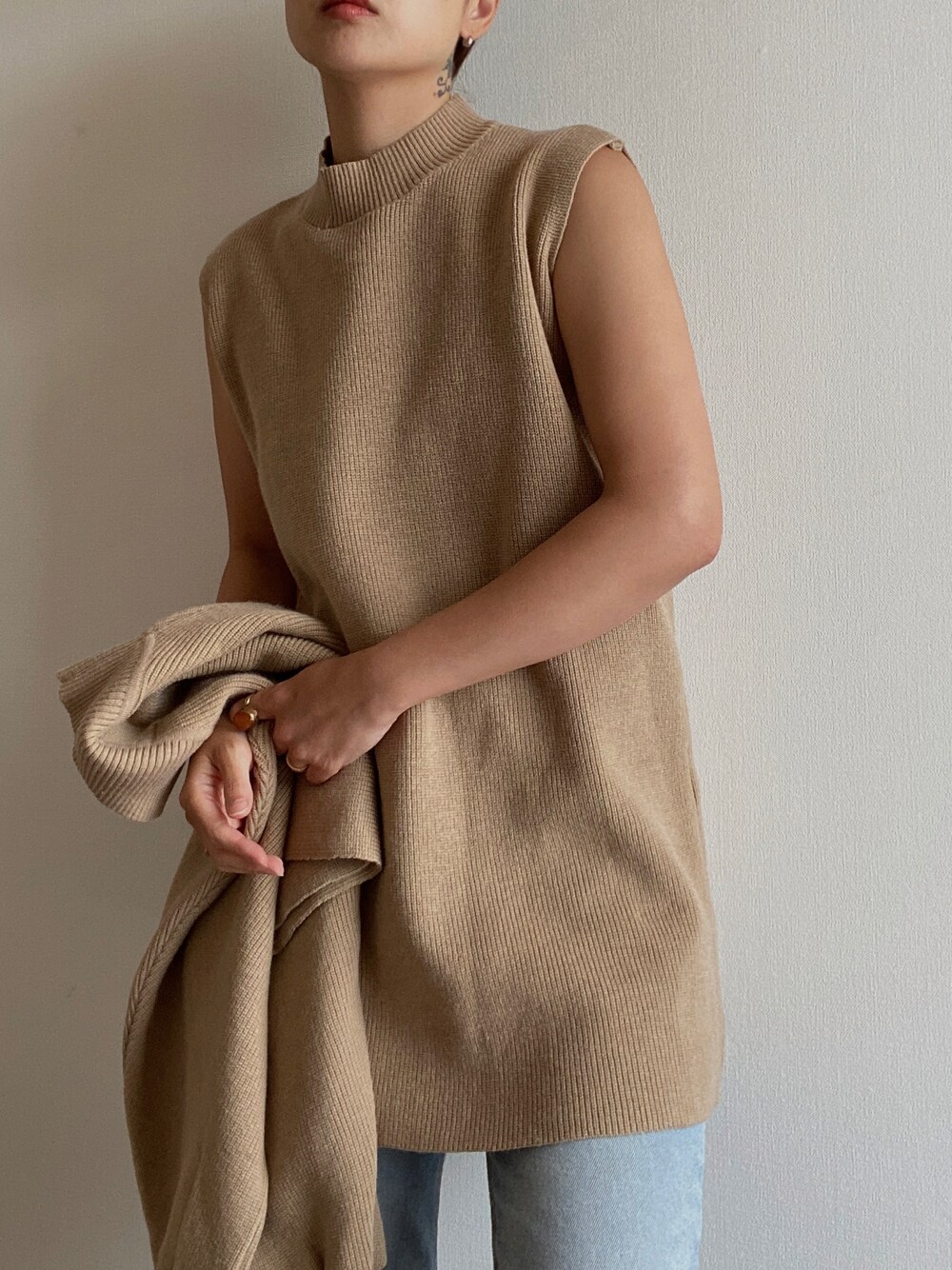 ベージュ系のワンピースを着用したレディースの春コーディネートの1枚目の写真