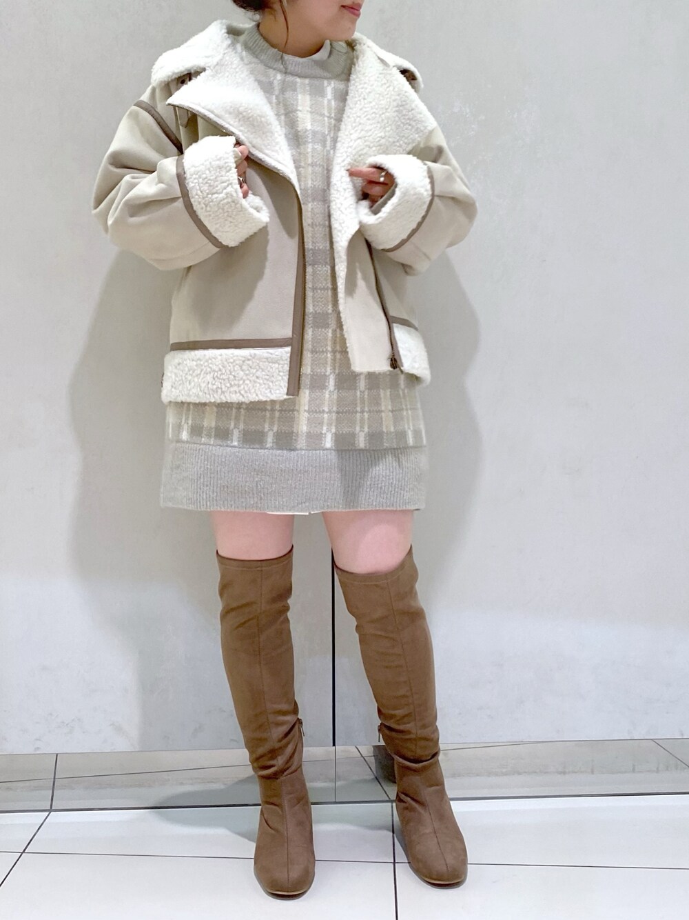 「ライダース、ニーハイブーツ、ニットワンピース、ロングブーツ、チュニック、プチプラ、OLIVE des OLIVE、秋服、低身長、低身長コーデ、韓国ファッション、オリーブ デ オリーブ(OLIVE des OLIVE)、秋コーデ、秋冬コーデ、ムートンライダース」｜「OLIVE des OLIVEのセミニーハイブーツ（ブーツ、ベージュ系）」を使った、ol_izmm_さん（レディース・153cm）の秋コーディネートの1枚目の写真