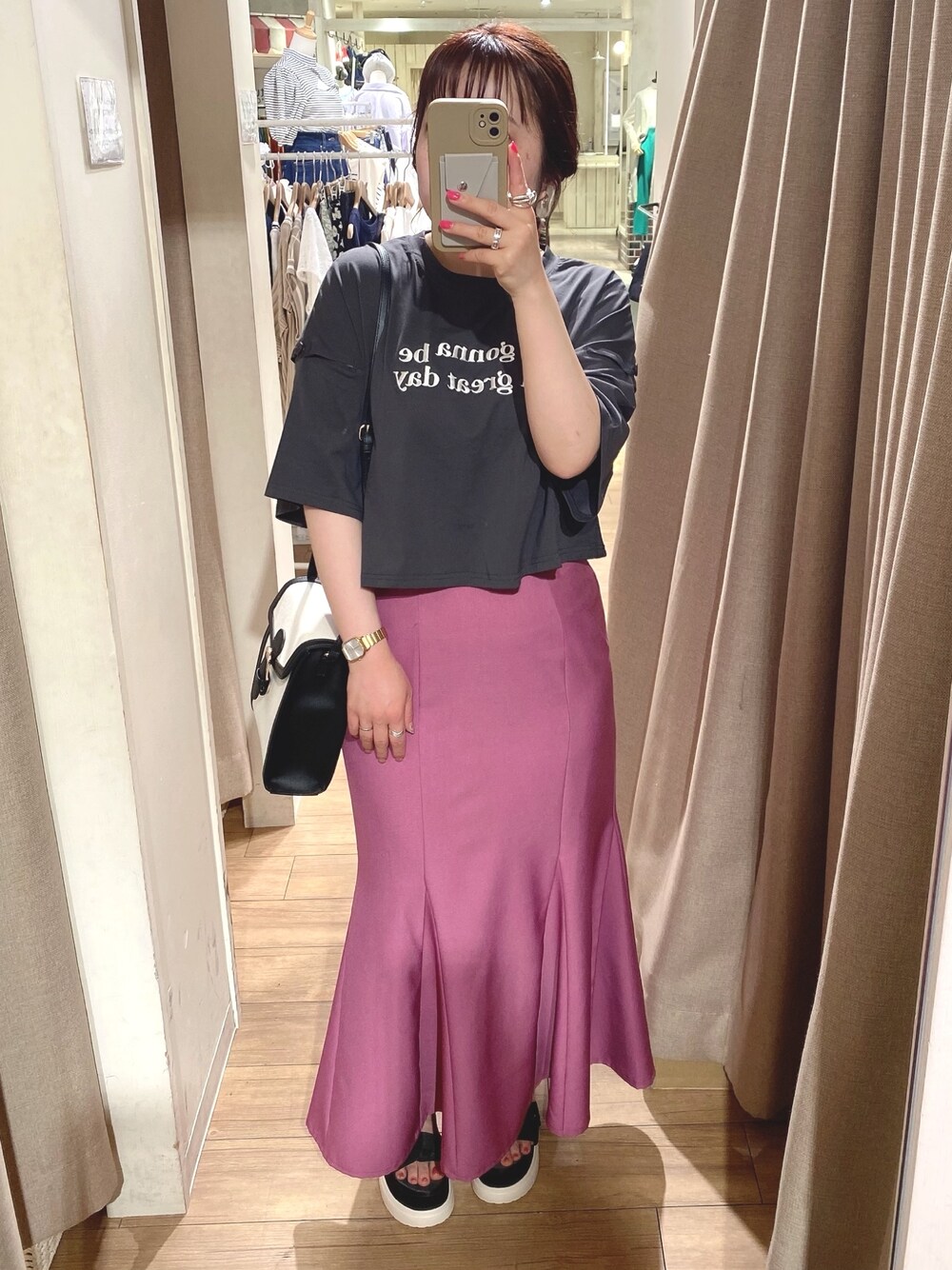 「OLIVE des OLIVE、オリーブ デ オリーブ(OLIVE des OLIVE)、春夏コーデ、マーメイドスカート、ロングスカート、スポサン、Tシャツ、ショルダーバッグ、カラー×コーデ、オトナカジュアル、ショート丈トップス、肌見せ、低身長、低身長コーデ、プチプラ」｜「OLIVE des OLIVEのロングマーメイドスカート（スカート、ピンク系）」を使った、ol_izmm_さん（レディース・153cm）の春コーディネートの1枚目の写真