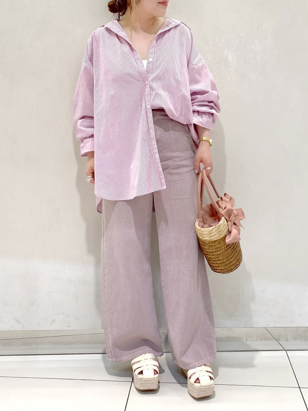 「OLIVE des OLIVE、オリーブ デ オリーブ(OLIVE des OLIVE)、春夏コーデ、春コーデ、シャツ、ストライプシャツ、ワイドパンツ、グルカサンダル、かごバッグ、ピンク、ピンクコーデ、ワントーンコーデ、低身長、低身長コーデ、カラー×コーデ」｜「OLIVE des OLIVEのスタイルアップデニムワイドパンツ（デニムパンツ、パープル系）」を使った、ol_izmm_さん（レディース・153cm）の春コーディネートの1枚目の写真