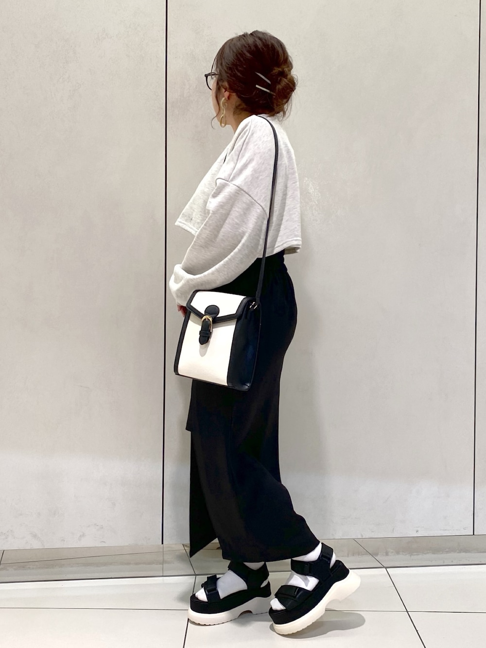 「スウェット、タイトスカート、ロングスカート、サンダル、OLIVE des OLIVE、春コーデ、スリットスカート、オリーブ デ オリーブ(OLIVE des OLIVE)、スポサン、スポサン×靴下」｜「OLIVE des OLIVEのタイトスリットロングスカート（スカート、ブラック系）」を使った、ol_izmm_さん（レディース・153cm）の春コーディネートの3枚目の写真