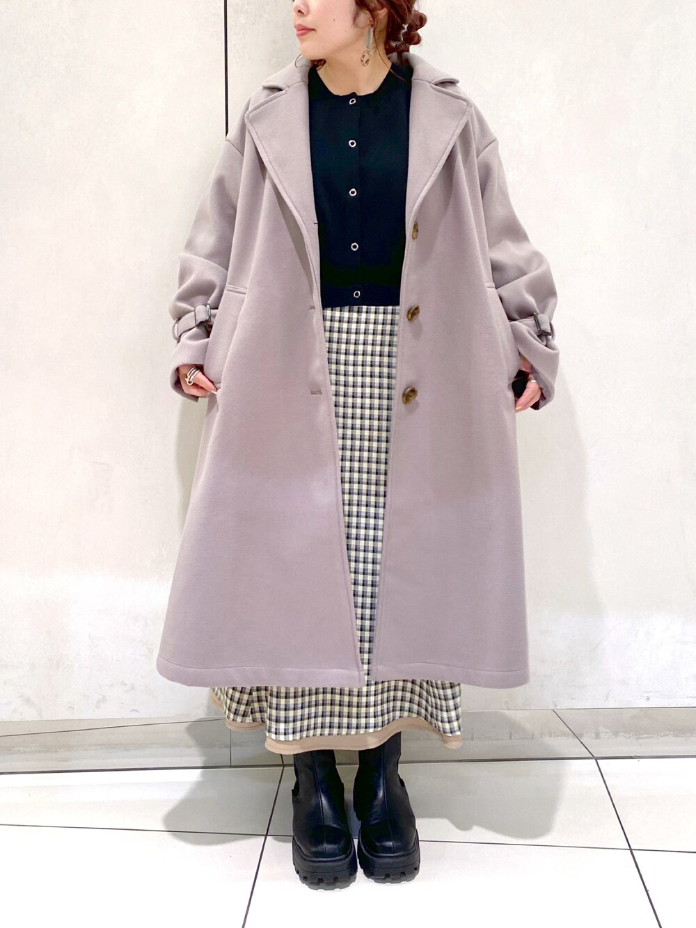 「OLIVE des OLIVE、オリーブ デ オリーブ(OLIVE des OLIVE)、チェスターコート、ロングコート、冬コーデ、冬アウター、マーメイドスカート、ロングスカート、低身長、低身長コーデ、サイドゴアブーツ、ショートブーツ、大人カジュアル、チェックスカート、今日のコーデ」｜「OLIVE des OLIVEのリバーシブルマーメイドスカート（スカート、ベージュ系）」を使った、ol_izmm_さん（レディース・153cm）の冬コーディネートの1枚目の写真