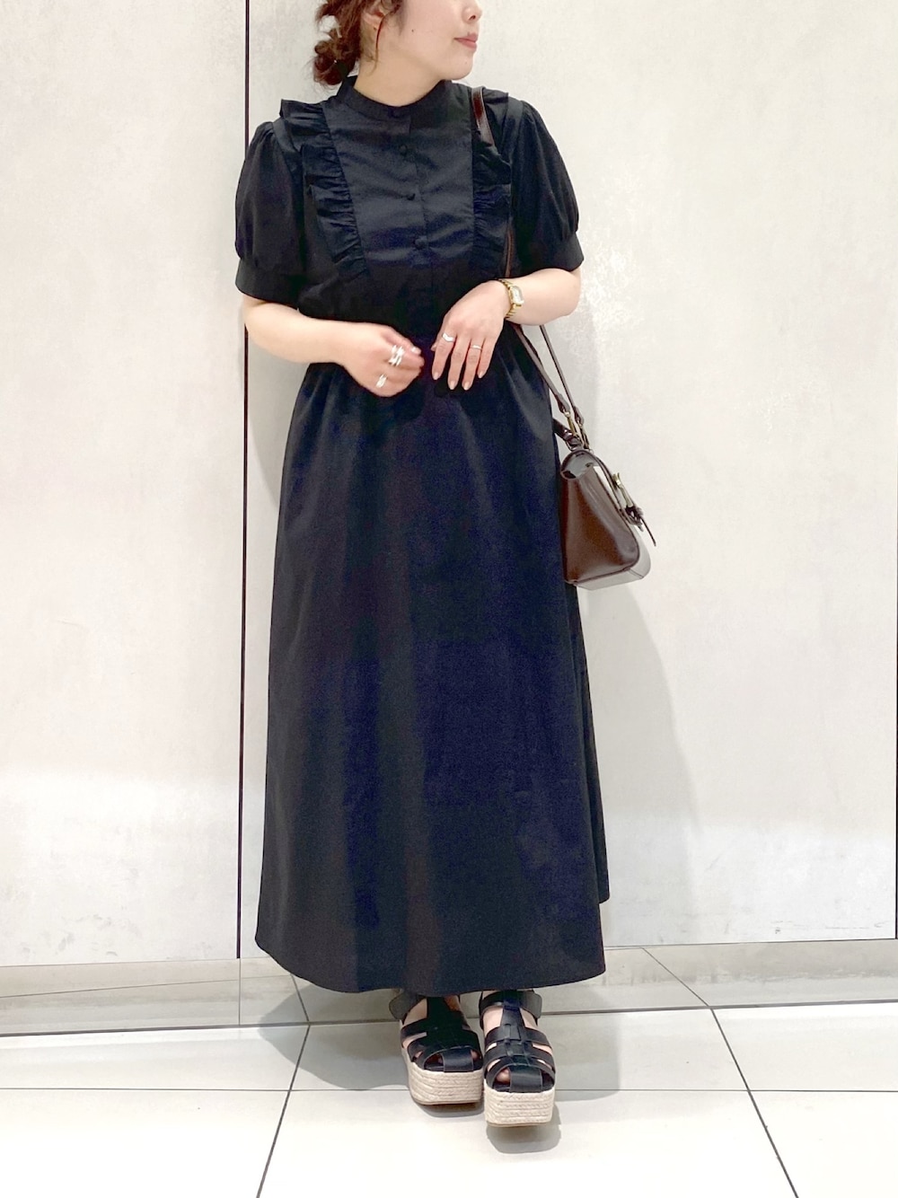 「OLIVE des OLIVE、オリーブ デ オリーブ(OLIVE des OLIVE)、ワンピース、グルカサンダル、モノトーン、シンプル、低身長、今日のコーデ、ブラックコーデ、低身長コーデ、厚底サンダル、ショルダーバッグ、フリル、ロングワンピース、夏コーデ」｜「OLIVE des OLIVEの【WEB限定】フリルワンピース（ワンピース、ブラック系）」を使った、ol_izmm_さん（レディース・153cm）の春コーディネートの1枚目の写真