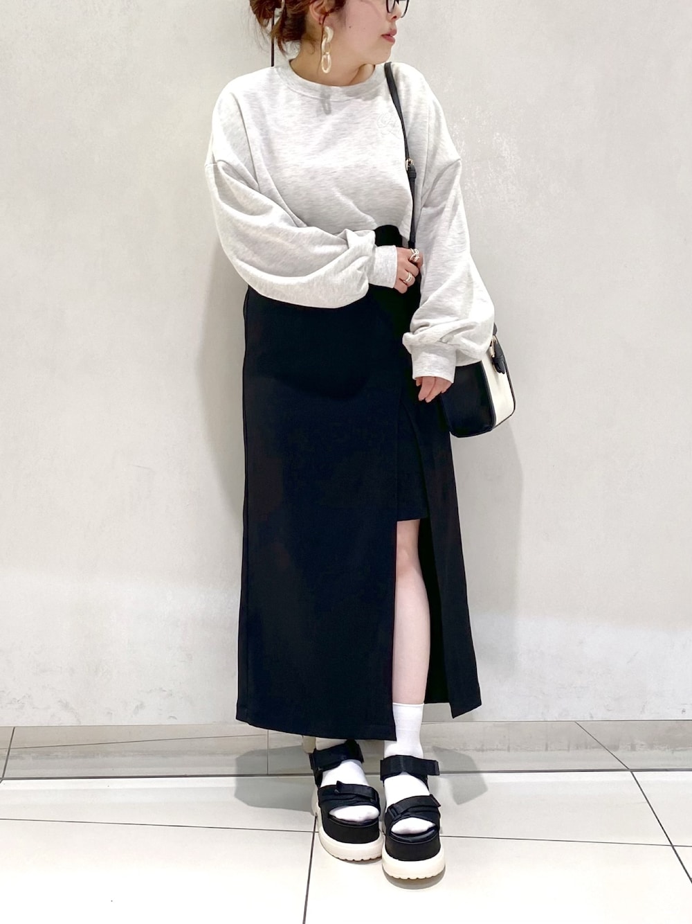 「スウェット、タイトスカート、ロングスカート、サンダル、OLIVE des OLIVE、春コーデ、スリットスカート、オリーブ デ オリーブ(OLIVE des OLIVE)、スポサン、スポサン×靴下」｜「OLIVE des OLIVEのタイトスリットロングスカート（スカート、ブラック系）」を使った、ol_izmm_さん（レディース・153cm）の春コーディネートの1枚目の写真