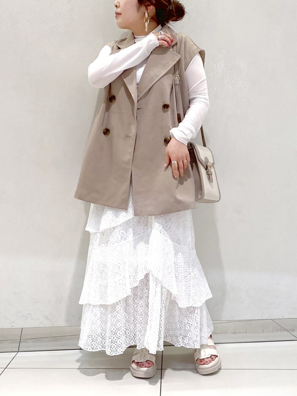 「OLIVE des OLIVE、オリーブ デ オリーブ(OLIVE des OLIVE)、淡色コーデ、ジレ、着回しコーデ、春コーデ、低身長女子、低身長、シアートップス、レーススカート、グルカサンダル、ショルダーバッグ、レース、レイヤードスタイル、オトナカジュアル」｜「OLIVE des OLIVEのマルチwayポンチョトレンチコート/春アウター（トレンチコート、ベージュ系）」を使った、ol_izmm_さん（レディース・153cm）の春コーディネートの1枚目の写真