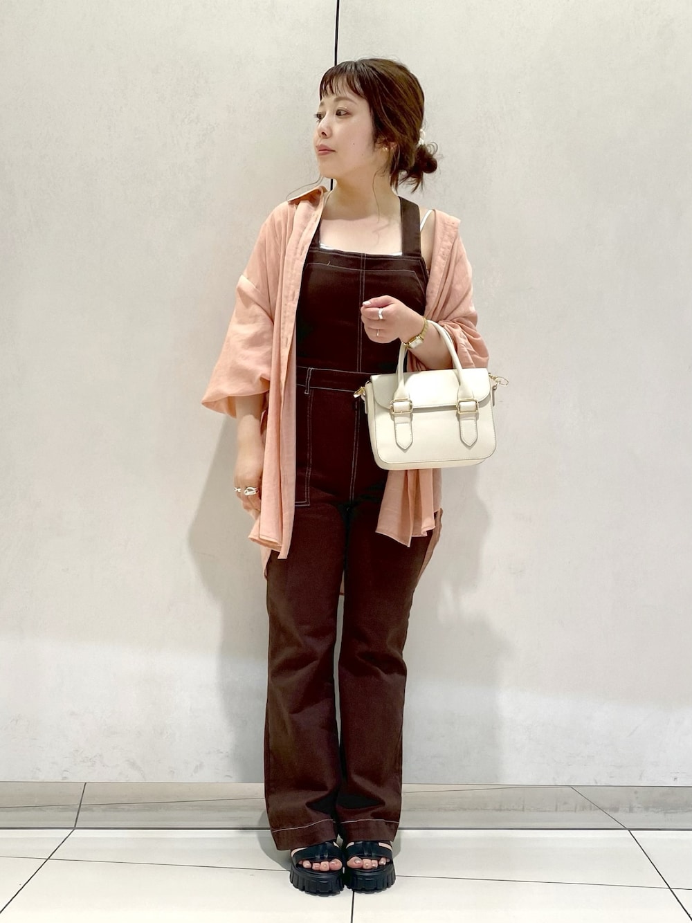 「OLIVE des OLIVE、オリーブ デ オリーブ(OLIVE des OLIVE)、夏コーデ、厚底サンダル、オトナ女子、オトナカジュアル、ワントーンコーデ、サロペット、シャツスタイル、シアーシャツ、グルカサンダル、サンダル、ショルダーバッグ、低身長、低身長コーデ」｜「OLIVE des OLIVEの配色ステッチサロペット（サロペット/オーバーオール、ブラウン系）」を使った、ol_izmm_さん（レディース・153cm）の夏コーディネートの1枚目の写真