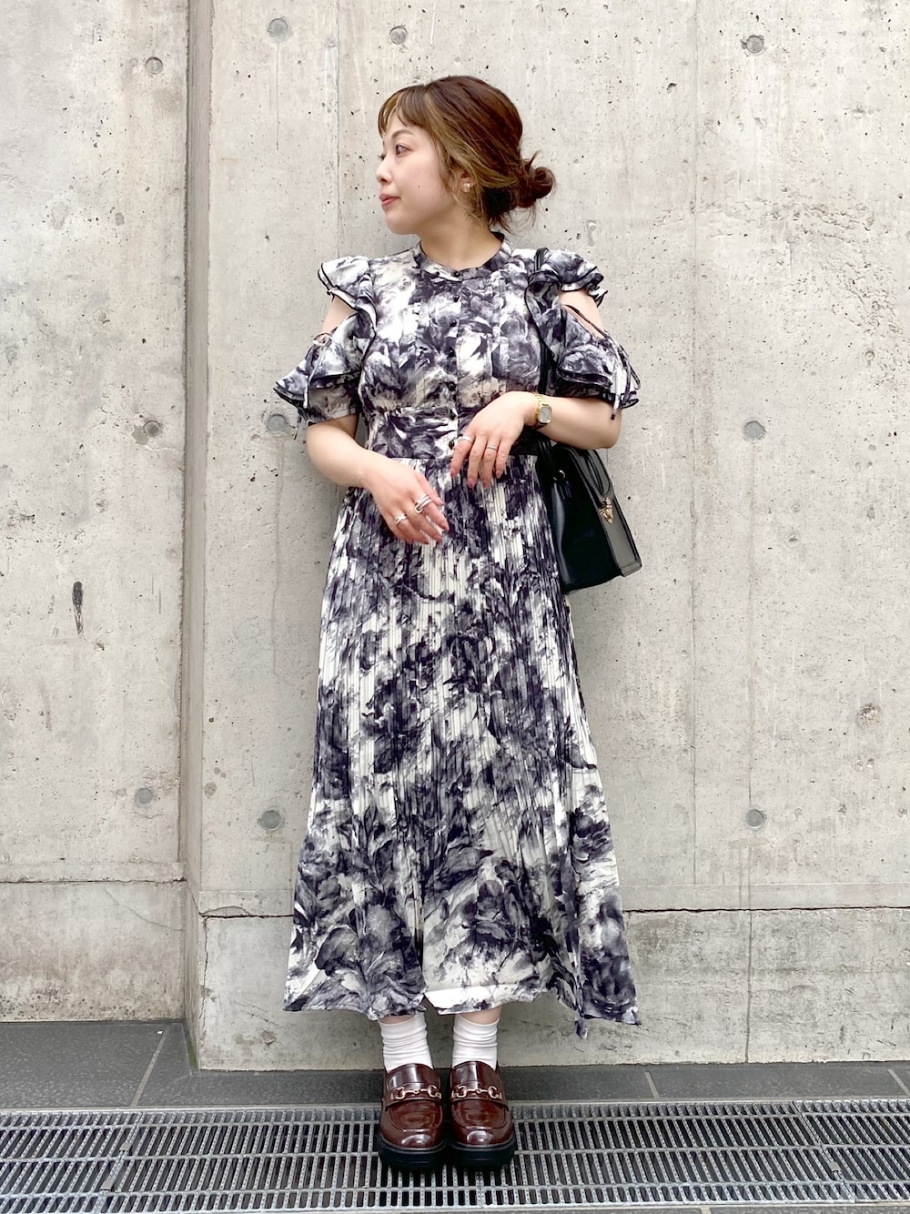 「OLIVE des OLIVE、オリーブ デ オリーブ(OLIVE des OLIVE)、モノトーン、ワンピース、ロングワンピース、秋服準備はじめました、ローファー、大人コーデ、ショルダーバッグ、ミニバッグ、肌見せ、低身長、低身長コーデ、低身長女子、モノトーンコーデ」｜「OLIVE des OLIVEのラッフル肩あきプリーツワンピース（ワンピース、ホワイト系）」を使った、ol_izmm_さん（レディース・153cm）の夏コーディネートの1枚目の写真