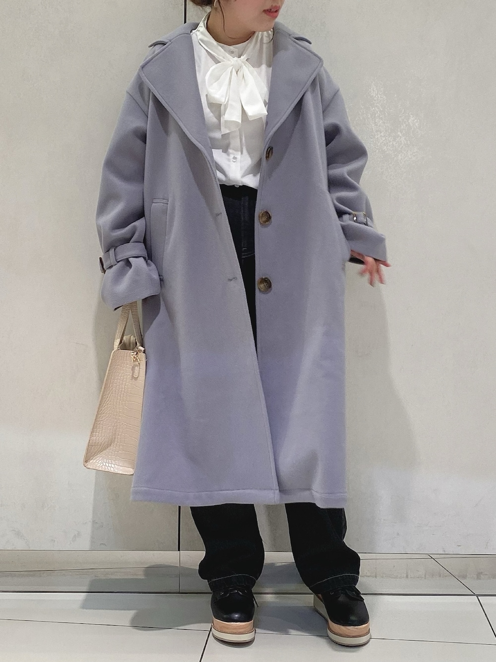 「OLIVE des OLIVE、オリーブ デ オリーブ(OLIVE des OLIVE)、オトナカジュアル、秋のコーデ、秋冬コーデ、コート、チェスターコート、ボウタイブラウス、デニム、厚底シューズ、低身長、低身長コーデ」｜「OLIVE des OLIVEのゆるチェスターコート（チェスターコート、ブルー系）」を使った、ol_izmm_さん（レディース・153cm）の秋コーディネートの1枚目の写真