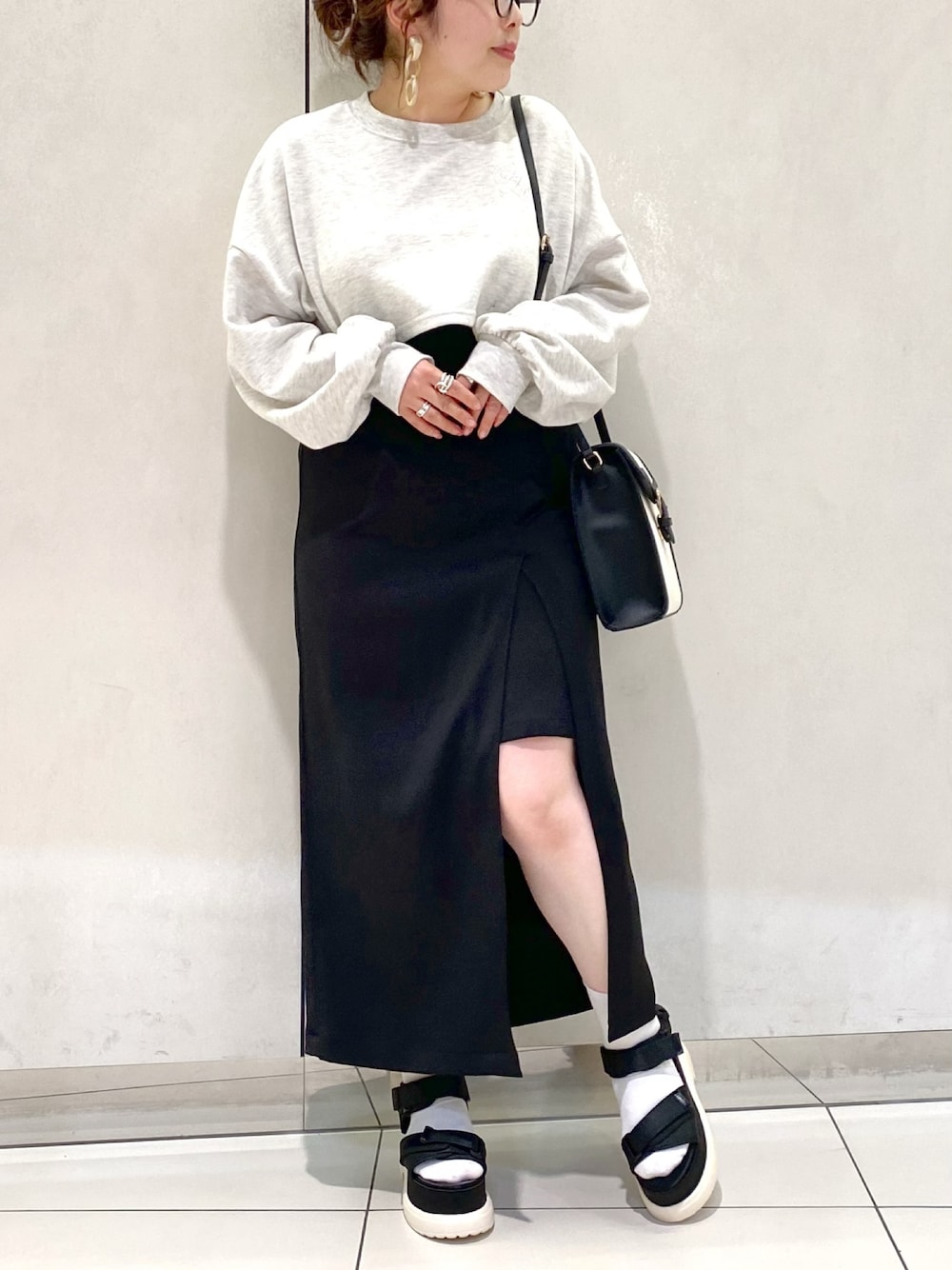 「スウェット、タイトスカート、ロングスカート、サンダル、OLIVE des OLIVE、春コーデ、スリットスカート、オリーブ デ オリーブ(OLIVE des OLIVE)、スポサン、スポサン×靴下」｜「OLIVE des OLIVEのタイトスリットロングスカート（スカート、ブラック系）」を使った、ol_izmm_さん（レディース・153cm）の春コーディネートの2枚目の写真