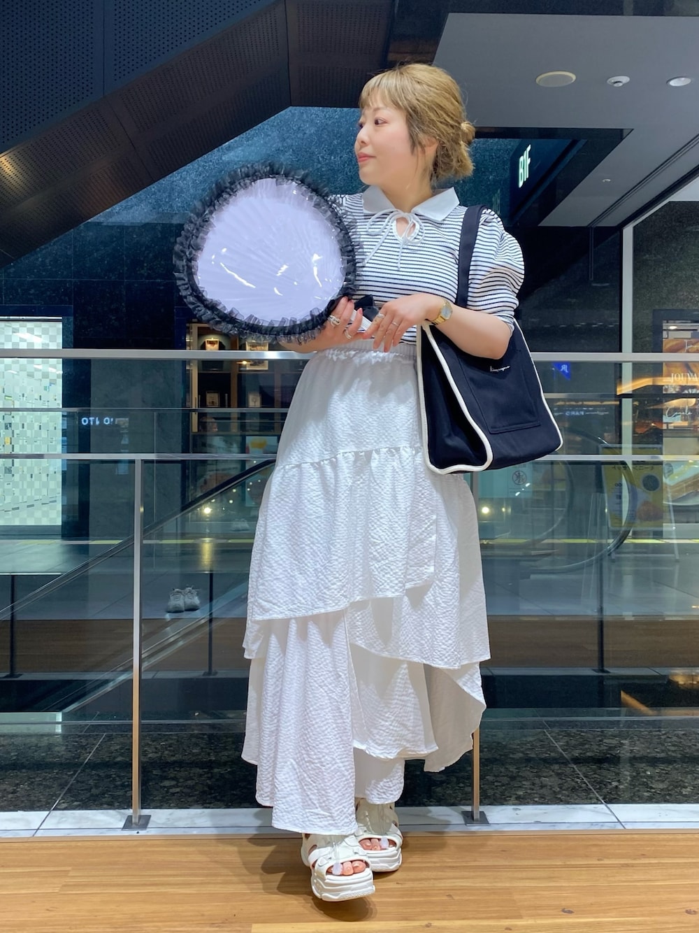 「OLIVE des OLIVE、オリーブ デ オリーブ(OLIVE des OLIVE)、春コーデ、ボーダー、ボーダートップス、ティアードスカート、ロングスカート、スポサン、トートバッグ、うちわケース、モノトーン、モノトーンコーデ、低身長、低身長コーデ、参戦服」｜「OLIVE des OLIVEの白衿半袖プルオーバー（Tシャツ/カットソー、ホワイト系）」を使った、ol_izmm_さん（レディース・153cm）の春コーディネートの1枚目の写真