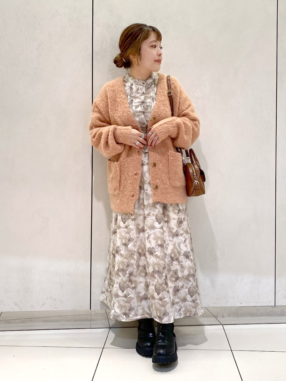 オレンジの花柄羽織り 防炎＞光沢のある生地に満開に広がる華やかな花柄プリント。日光