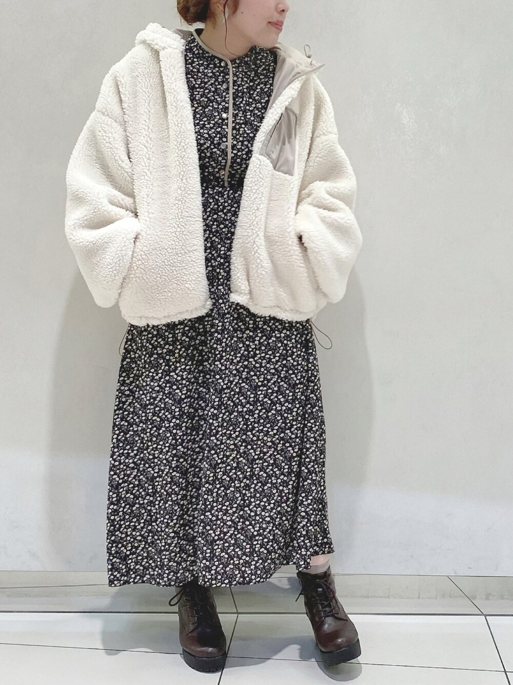 「ワンピース、ボア、秋のコーデ、ショートブーツ、ボアジャケット、ロングワンピース、OLIVE des OLIVE、低身長、秋、低身長コーデ、オリーブ デ オリーブ(OLIVE des OLIVE)、秋コーデ、秋冬コーデ」｜「OLIVE des OLIVEの【WEB限定】リバ－シブルボアフードブルゾン（ブルゾン、ベージュ系）」を使った、ol_izmm_さん（レディース・153cm）の秋コーディネートの1枚目の写真