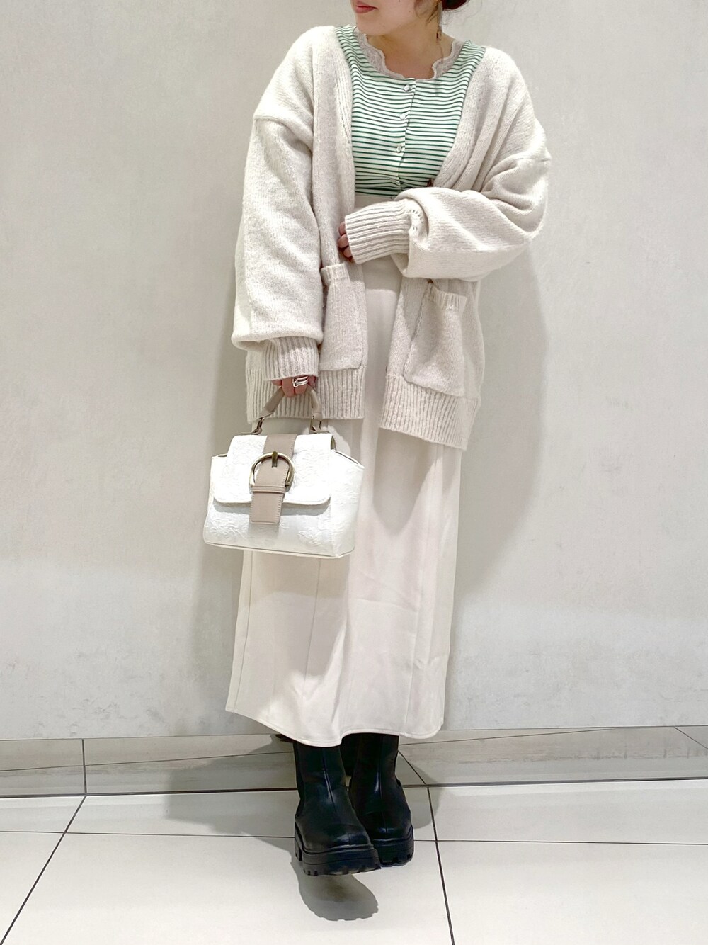 「OLIVE des OLIVE、オリーブ デ オリーブ(OLIVE des OLIVE)、冬コーデ、大人カジュアル、秋冬コーデ、カーディガン、タイトスカート、ペンシルスカート、ショートブーツ、サイドゴアブーツ、低身長、低身長コーデ、ミニバッグ、ニットカーディガン、きれいめカジュアル」｜「OLIVE des OLIVEのビッグバックルショルダー（ショルダーバッグ、ホワイト系）」を使った、ol_izmm_さん（レディース・153cm）の冬コーディネートの1枚目の写真