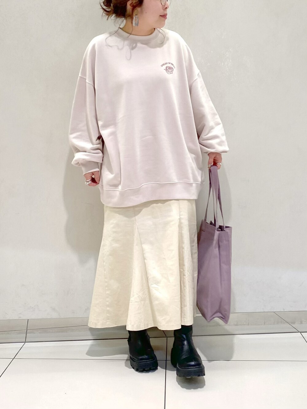 「OLIVE des OLIVE、オリーブ デ オリーブ(OLIVE des OLIVE)、スウェット、カジュアルコーデ、マーメイドスカート、ロングスカート、トートバッグ、春コーデ、春カラー、サイドゴアブーツ、スウェットコーデ、低身長コーデ、低身長、低身長女子、メガネ女子」｜「OLIVE des OLIVEのトーストフレンズプルオーバー（スウェット、ピンク系）」を使った、ol_izmm_さん（レディース・153cm）の冬コーディネートの1枚目の写真