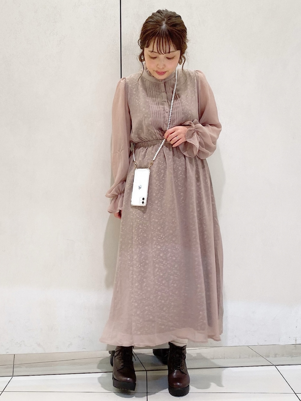 「OLIVE des OLIVE、オリーブ デ オリーブ(OLIVE des OLIVE)、秋のコーデ、秋先取りコーデ、ワンピース、花柄ワンピース、ショートブーツ、スマホケース、スマホショルダー、zozospecialday、低身長、低身長コーデ」｜「OLIVE des OLIVEの2枚重ねフリルカラーピンタックワンピース（ワンピース、ブラウン系）」を使った、ol_izmm_さん（レディース・153cm）の夏コーディネートの1枚目の写真