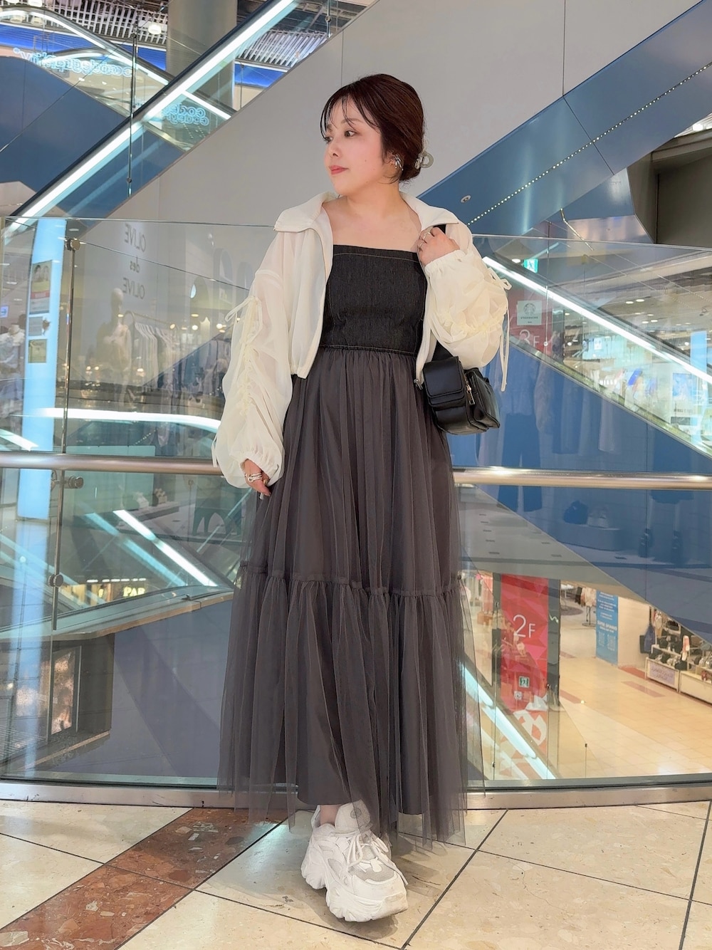 「OLIVE des OLIVE、オリーブ デ オリーブ(OLIVE des OLIVE)、ワンピース、デニム、スニーカー、スニーカーコーデ、きれいめカジュアル、春夏コーデ、低身長コーデ、低身長、キャミワンピ、ブルゾン、モノトーン、ショルダーバッグ、骨格ストレート」｜「OLIVE des OLIVEのリボンドロストシアブルゾン　1041070120（ブルゾン、ホワイト系）」を使った、ol_izmm_さん（レディース・153cm）の春コーディネートの1枚目の写真