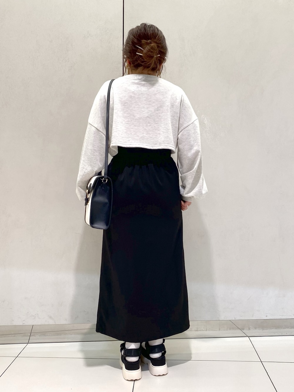 「スウェット、タイトスカート、ロングスカート、サンダル、OLIVE des OLIVE、春コーデ、スリットスカート、オリーブ デ オリーブ(OLIVE des OLIVE)、スポサン、スポサン×靴下」｜「OLIVE des OLIVEのタイトスリットロングスカート（スカート、ブラック系）」を使った、ol_izmm_さん（レディース・153cm）の春コーディネートの4枚目の写真