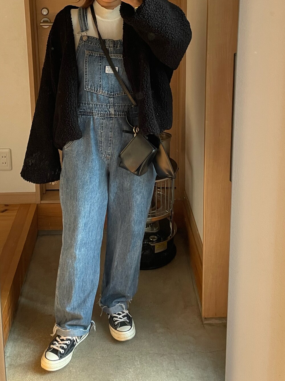 「おしゃれさんと繋がりたい、ゆるコーデ、低身長」｜「CONVERSEのALL STAR 100 OX/CT 限定モデル(WOMEN’S)（スニーカー、ブラック系）」を使った、Pさん（レディース・150cm）の冬コーディネートの1枚目の写真