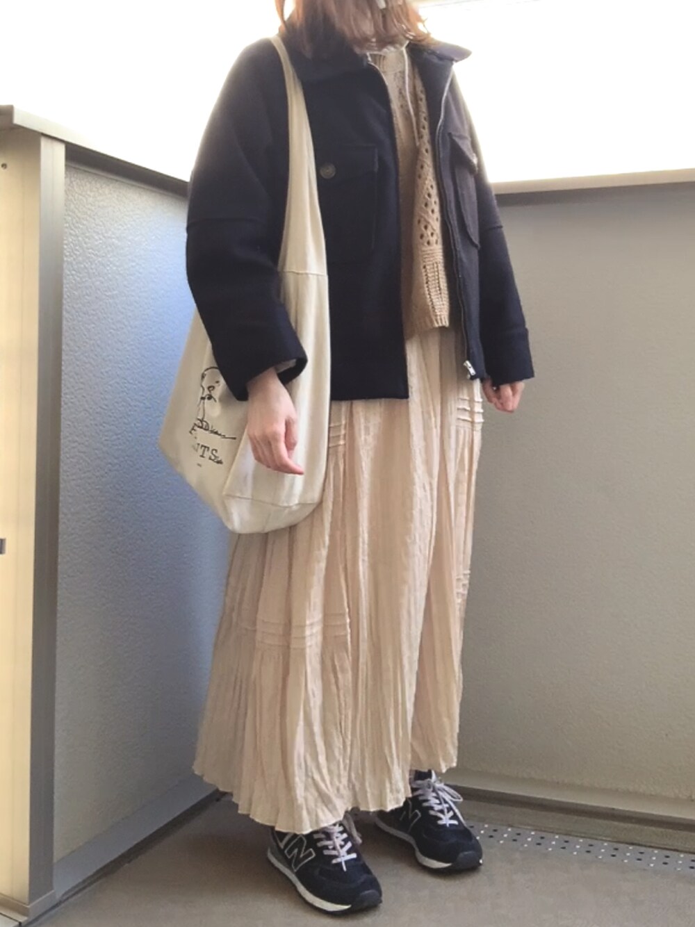 「大人カジュアル、おしゃれさんと繋がりたい、ootd、きれいめカジュアル、骨格ウェーブ、ワンピース、キャミワンピ、ニットベスト、ベスト、スニーカー、スニーカーコーデ、黒スニーカー、白ワンピース」｜「SNOOPYのアイテム（トートバッグ、ホワイト系）」を使った、marさん（レディース・155cm）の春コーディネートの1枚目の写真
