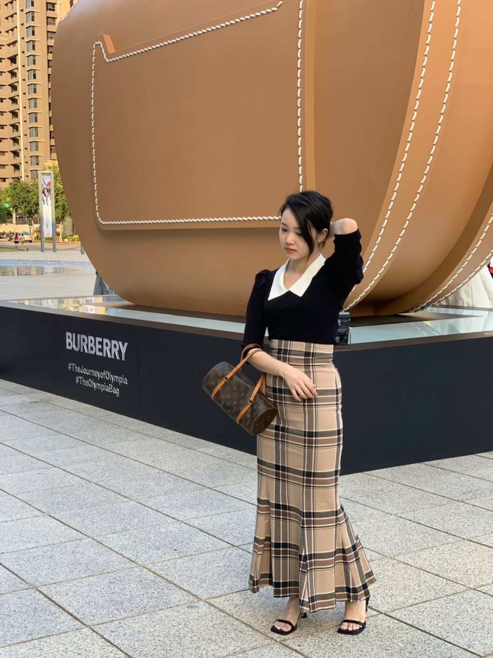「snidel、秋服」｜「LOUIS VUITTONのアイテム（トートバッグ、ブラウン系）」を使った、D77さん（レディース・160cm）の秋コーディネートの1枚目の写真