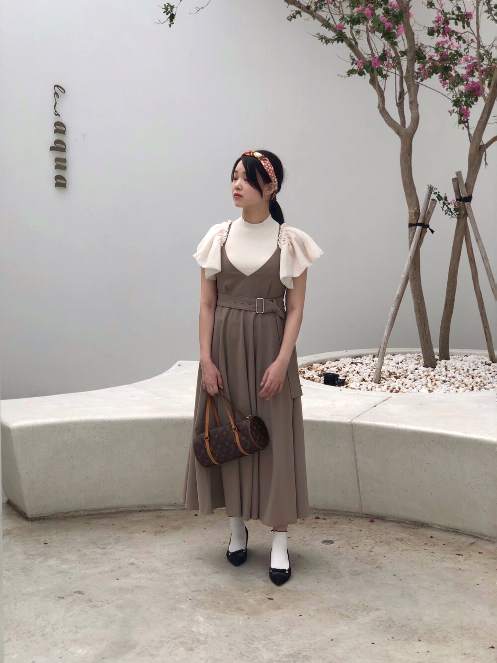 「SNIDELのフレアボリュームジャンスカ（ジャンパースカート、ホワイト系）」を使った、D77さん（レディース・160cm）の秋コーディネートの1枚目の写真