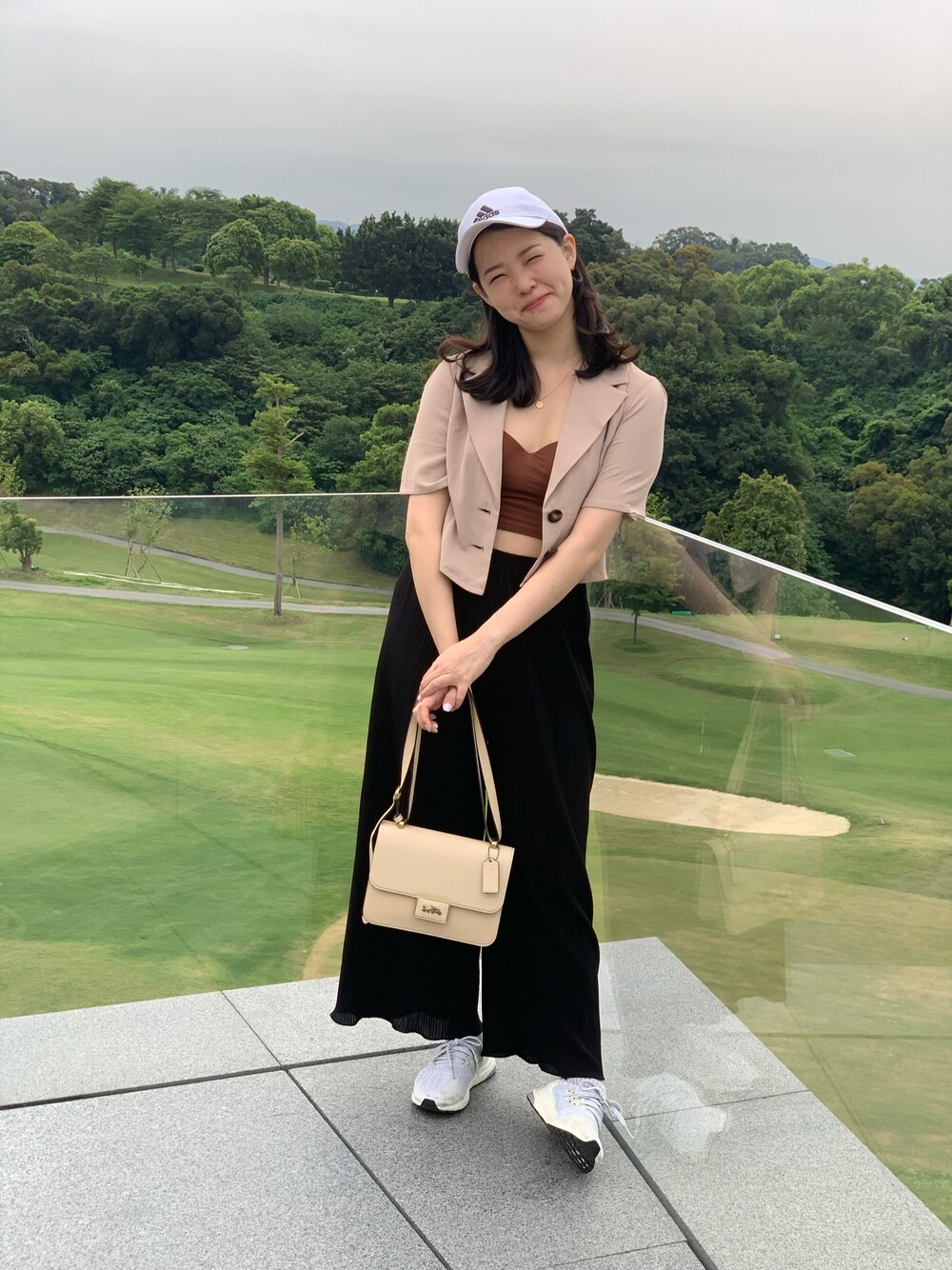 「adidasのグラフィックキャップ [Graphic Cap] アディダス（キャップ、ホワイト系）」を使った、D77さん（レディース・160cm）の春コーディネートの1枚目の写真