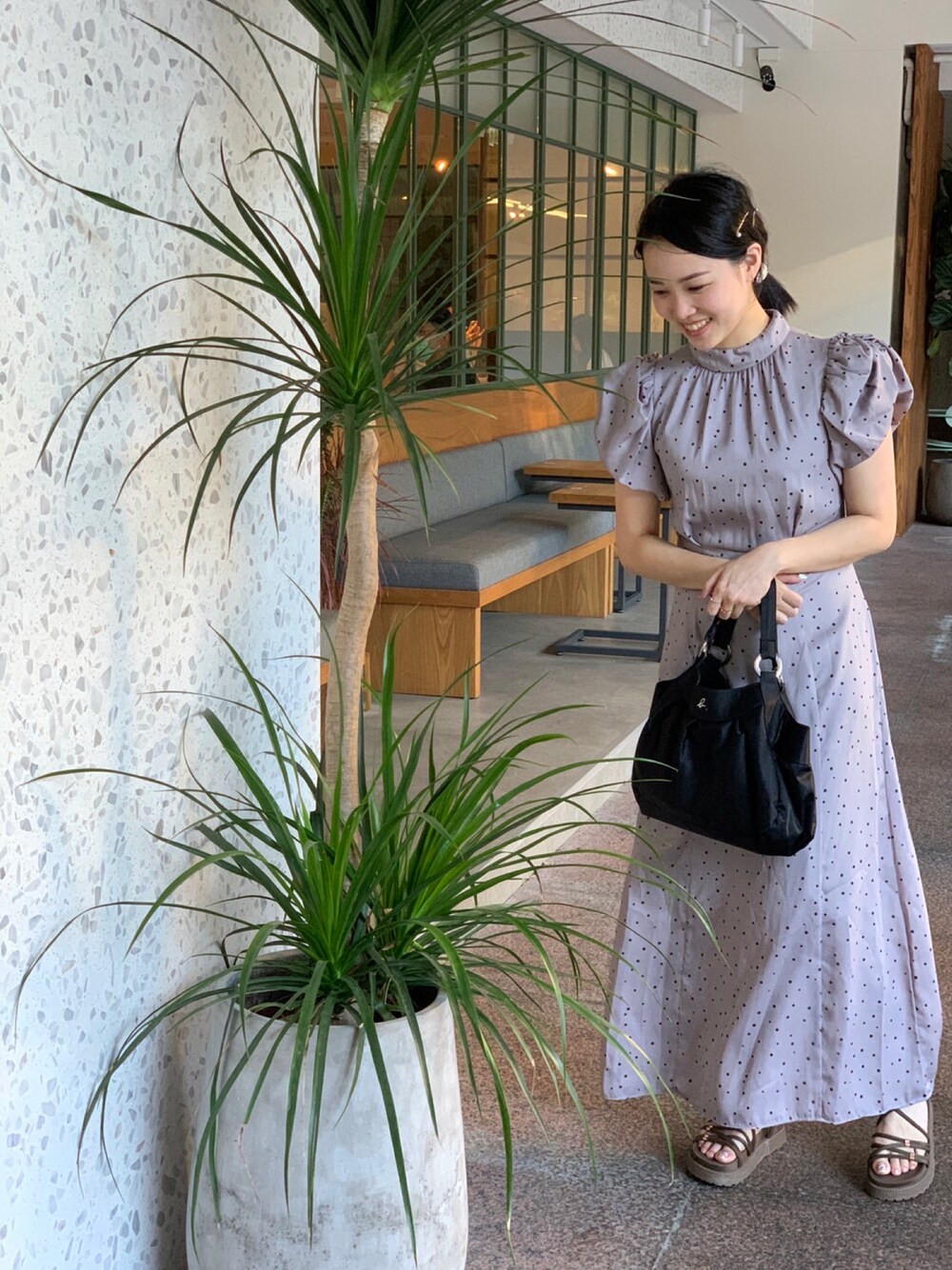 「snidel」｜「agnes b.のアイテム（トートバッグ、ブラック系）」を使った、D77さん（レディース・160cm）の秋コーディネートの1枚目の写真