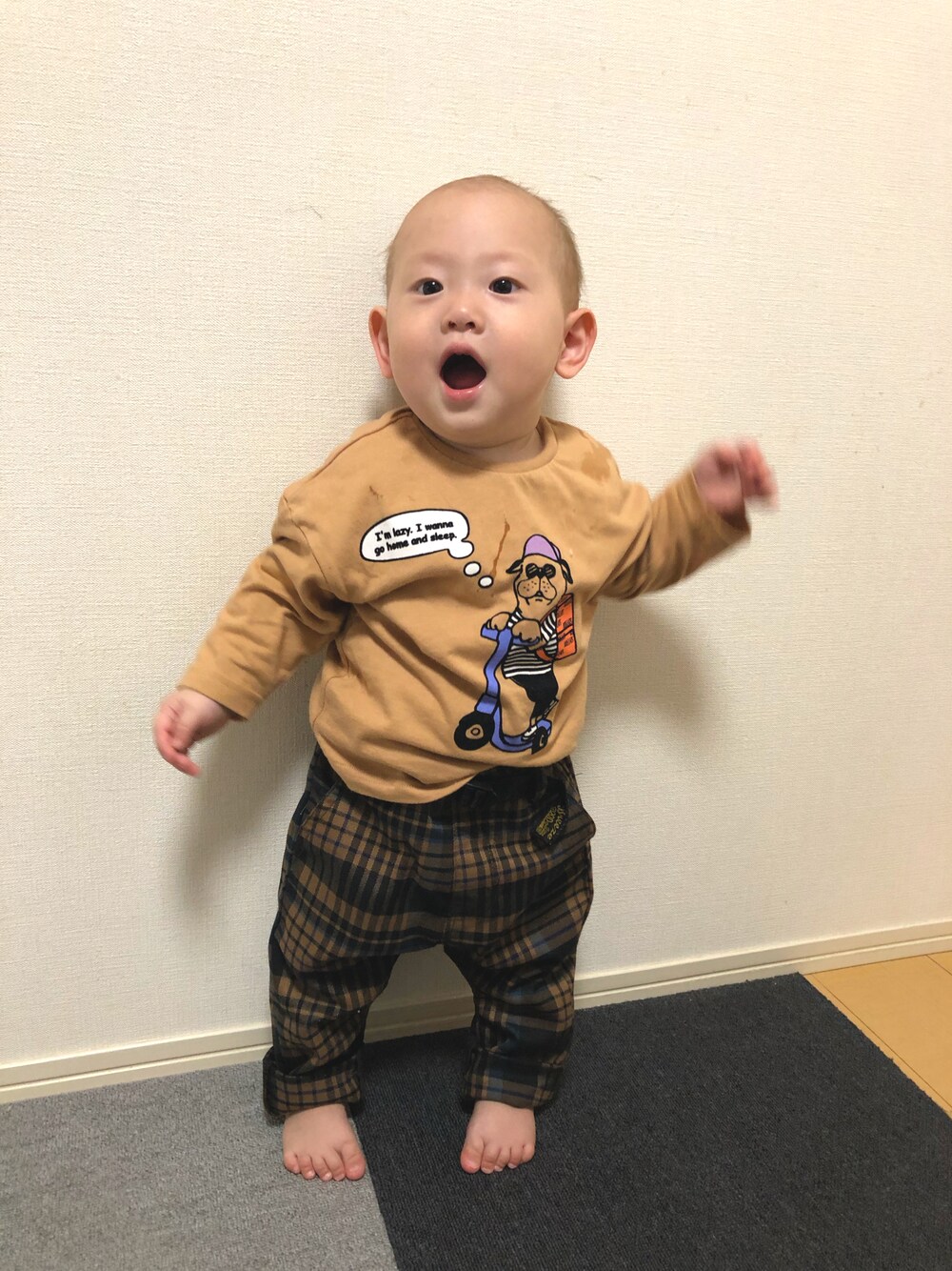 「ootd、ベビー服、ベビーコーデ、おとこのこ、男の子、秋のコーデ、大人コーデ、男の子ママ、BREEZE、一歳、一歳男の子、しょんコーデ」｜「BREEZEの総柄クライミングパンツ　10分丈（その他パンツ、ブラウン系）」を使った、Maki さん（キッズ・70cm）の秋コーディネートの1枚目の写真