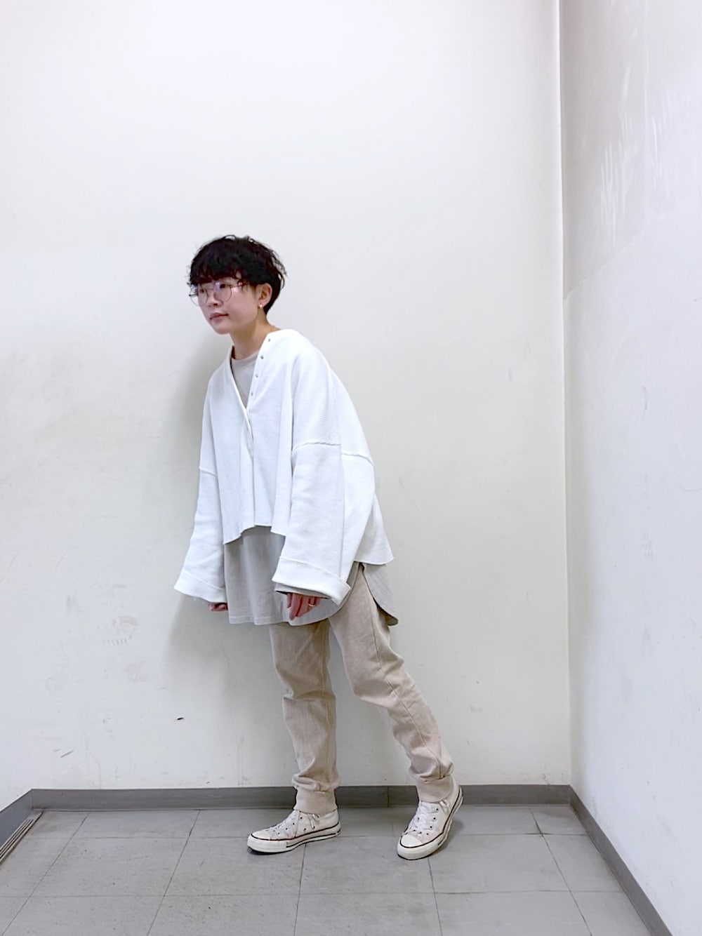 ホワイト系のスニーカー、ホワイト系のTシャツ/カットソー、ベージュ系のTシャツ/カットソーを着用したレディースの冬コーディネートの1枚目の写真