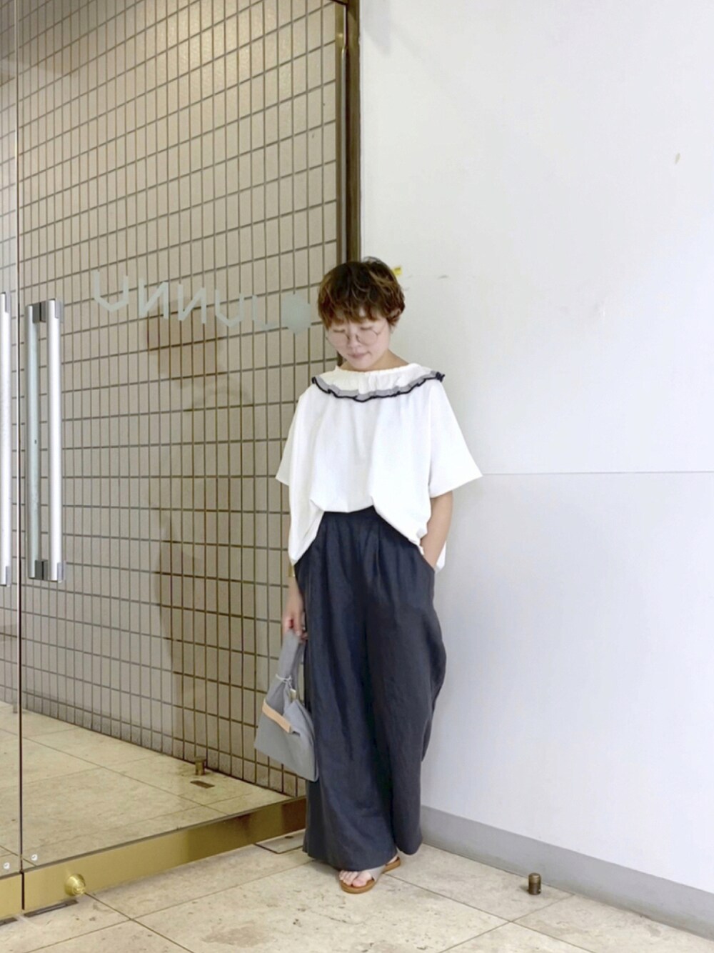 「pual ce cin、Tシャツ、襟付きトップス、襟フリル、フリル、白Tシャツ、デザイントップス、ワイドパンツ、リネン、サンダル」｜「PUAL CE CINの襟ニットリブプルオーバー/Tシャツ（Tシャツ/カットソー、ホワイト系）」を使った、kahoさん（レディース・154cm）の夏コーディネートの1枚目の写真