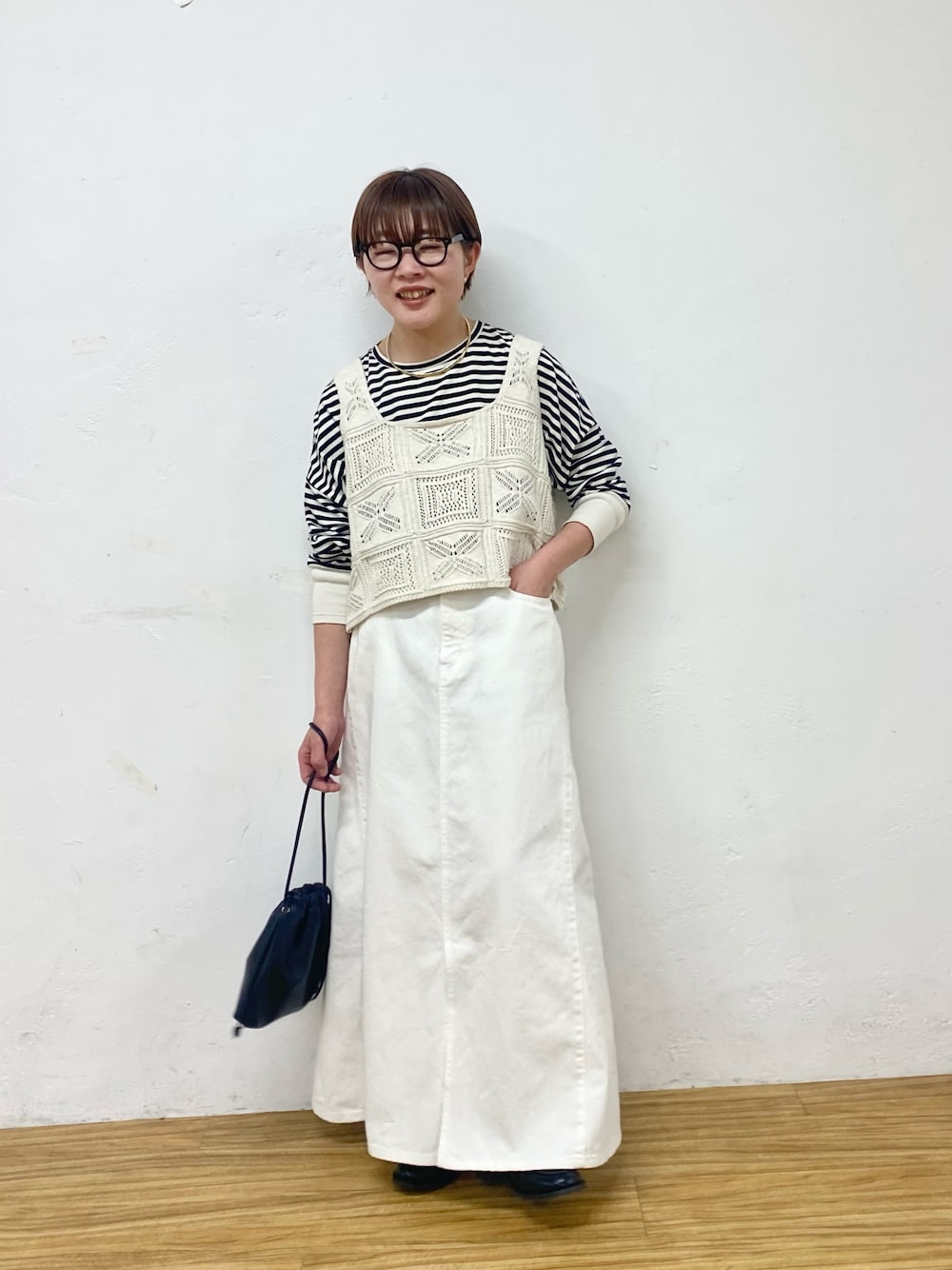 「pual ce cin、ピュアルセシン、低身長、低身長コーデ、めがね、メガネ女子、ビスチェ、ビスチェコーデ、ビスチェ×デニム、デニム、デニムスカート、デニムコーデ、ボーダー、ボーダートップス、春服コーデ」｜「PUAL CE CINのすかし編みニットビスチェ（ニット/セーター、ホワイト系）」を使った、kahoさん（レディース・154cm）の春コーディネートの1枚目の写真
